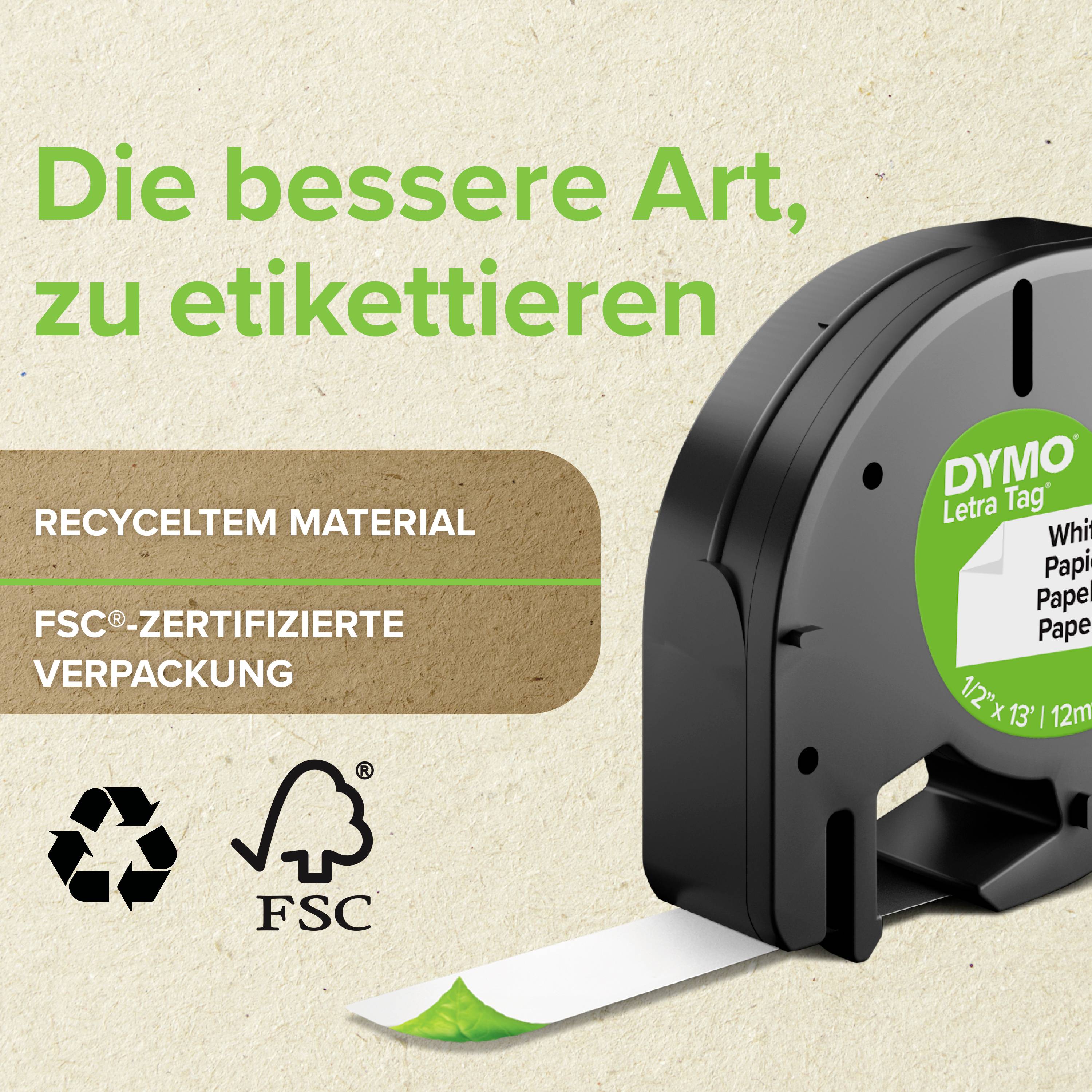 Ein schwarzes Etikettiergerät von Dymo, rechts im Bild, mit herausragendem Papierstreifen. Text: 'Recyceltes Material' und FSC-Zertifizierungssymbole.