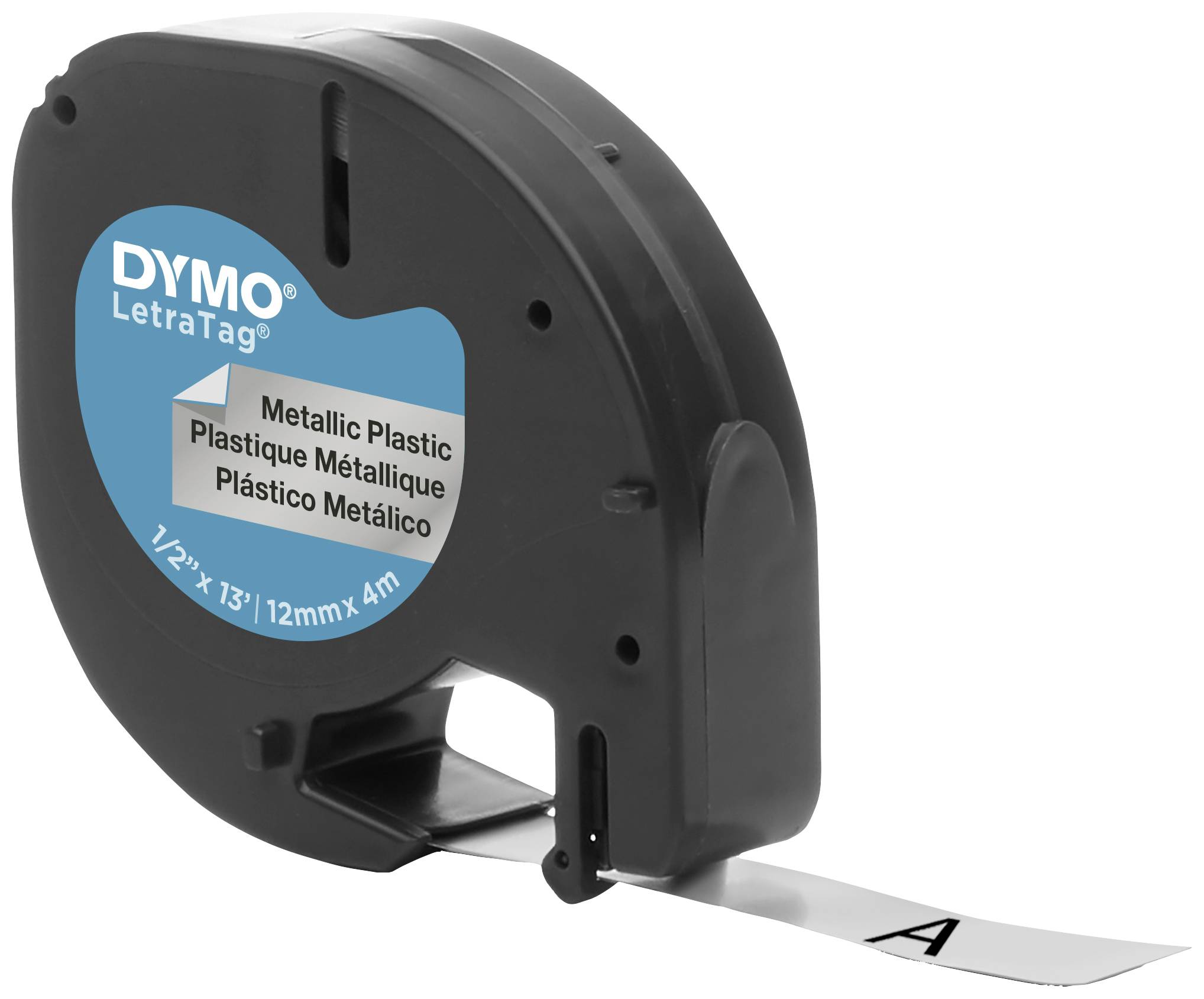 Eine schwarze DYMO Letratag-Bandkassette mit herausstehendem Band. Aufkleber auf Kassette: 'Metallic Plastic'.