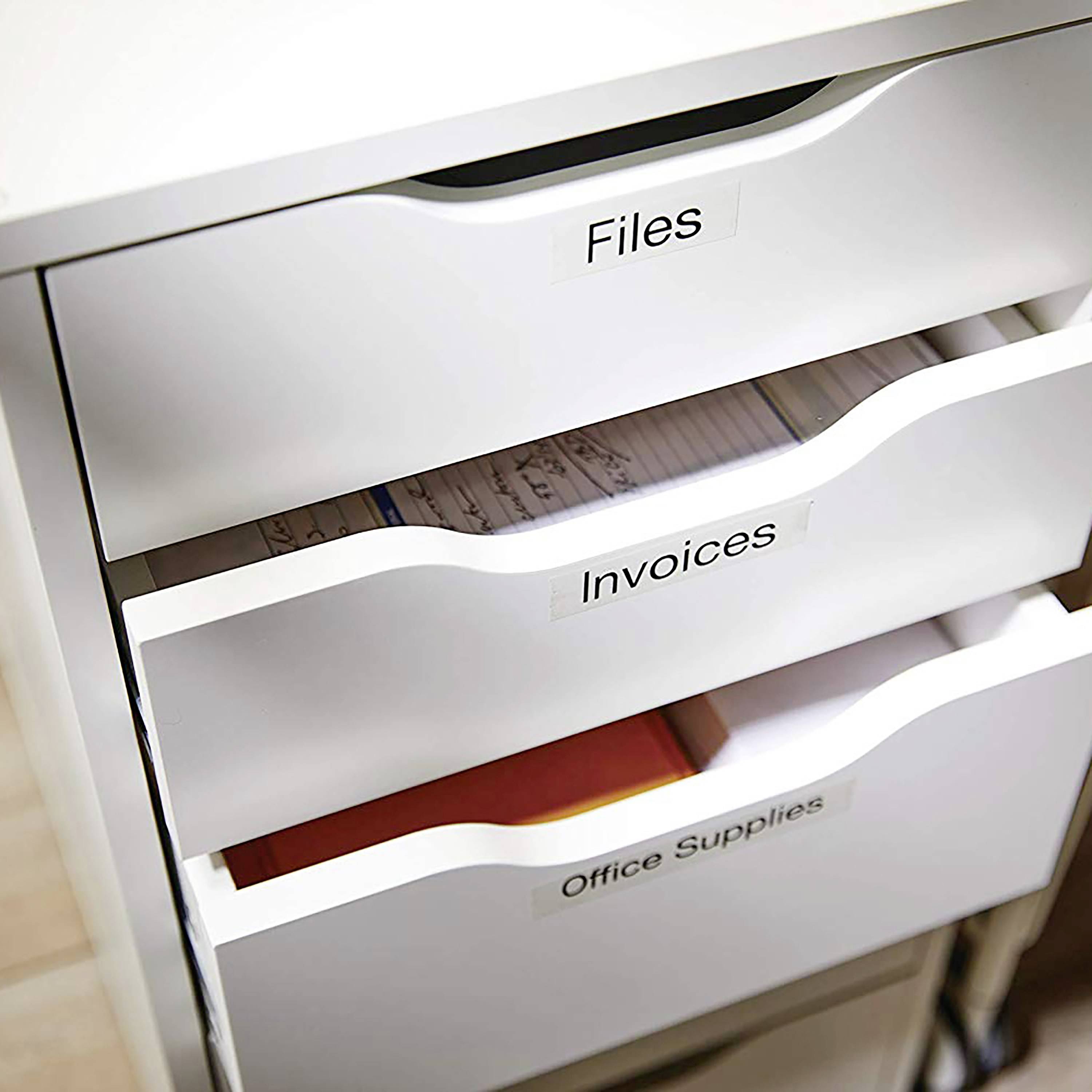 Ein geöffneter Schrank mit drei beschrifteten Schubladen: oben 'Files', in der Mitte 'Invoices', unten 'Office Supplies'.