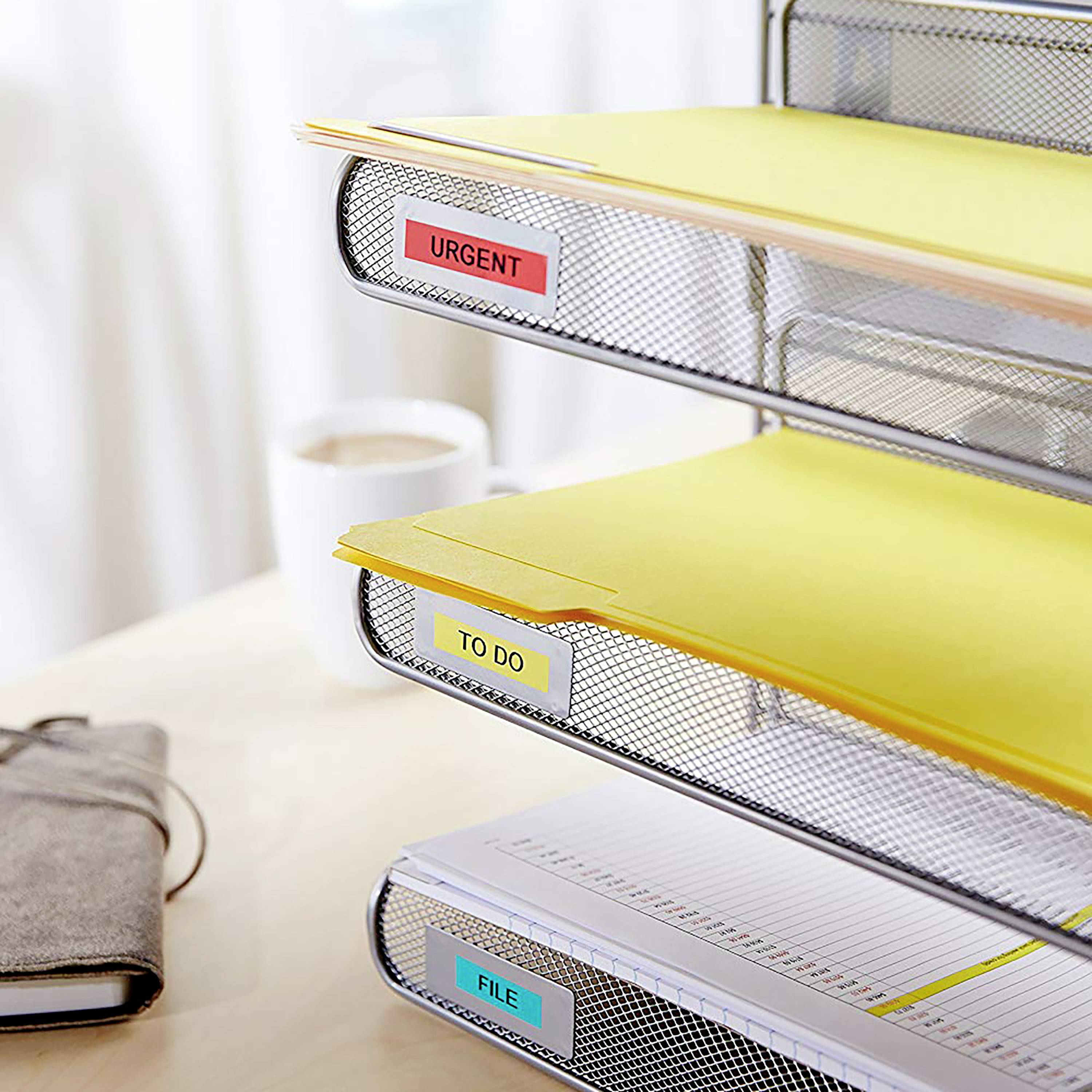 Ein dreiteiliges Ablagesystem mit den Beschriftungen 'URGENT', 'TO DO' und 'FILE'. Auf einem Tisch steht ein Kaffee daneben.