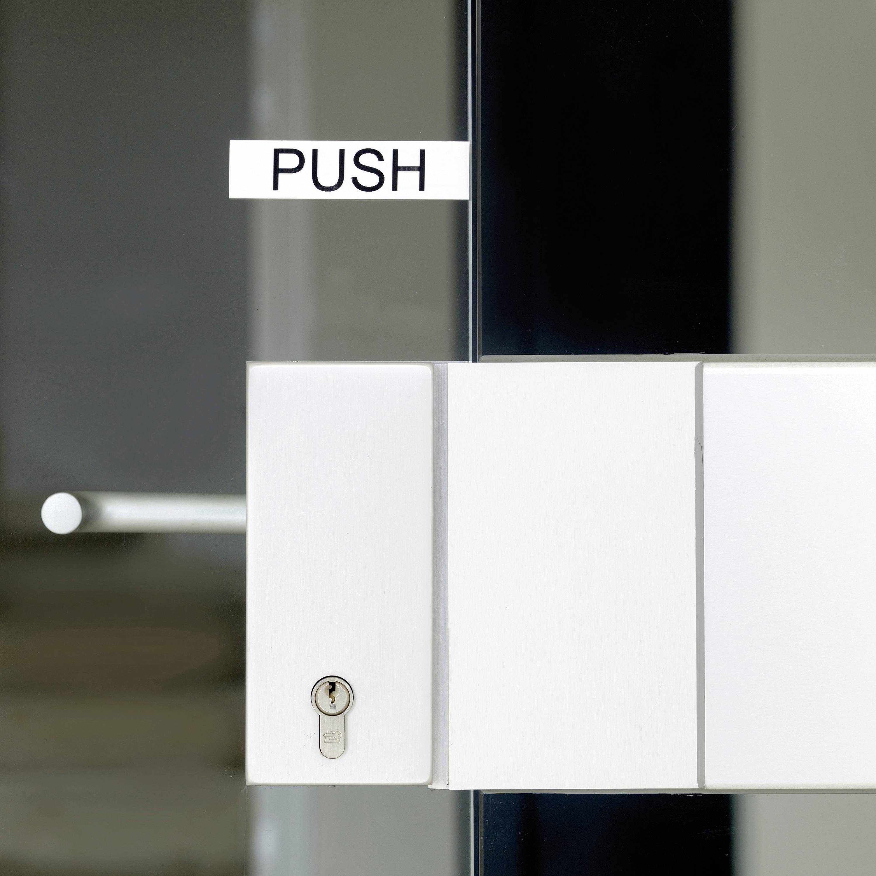 Türschloss mit 'PUSH'-Schild, Hinweis zum Drücken der Tür.