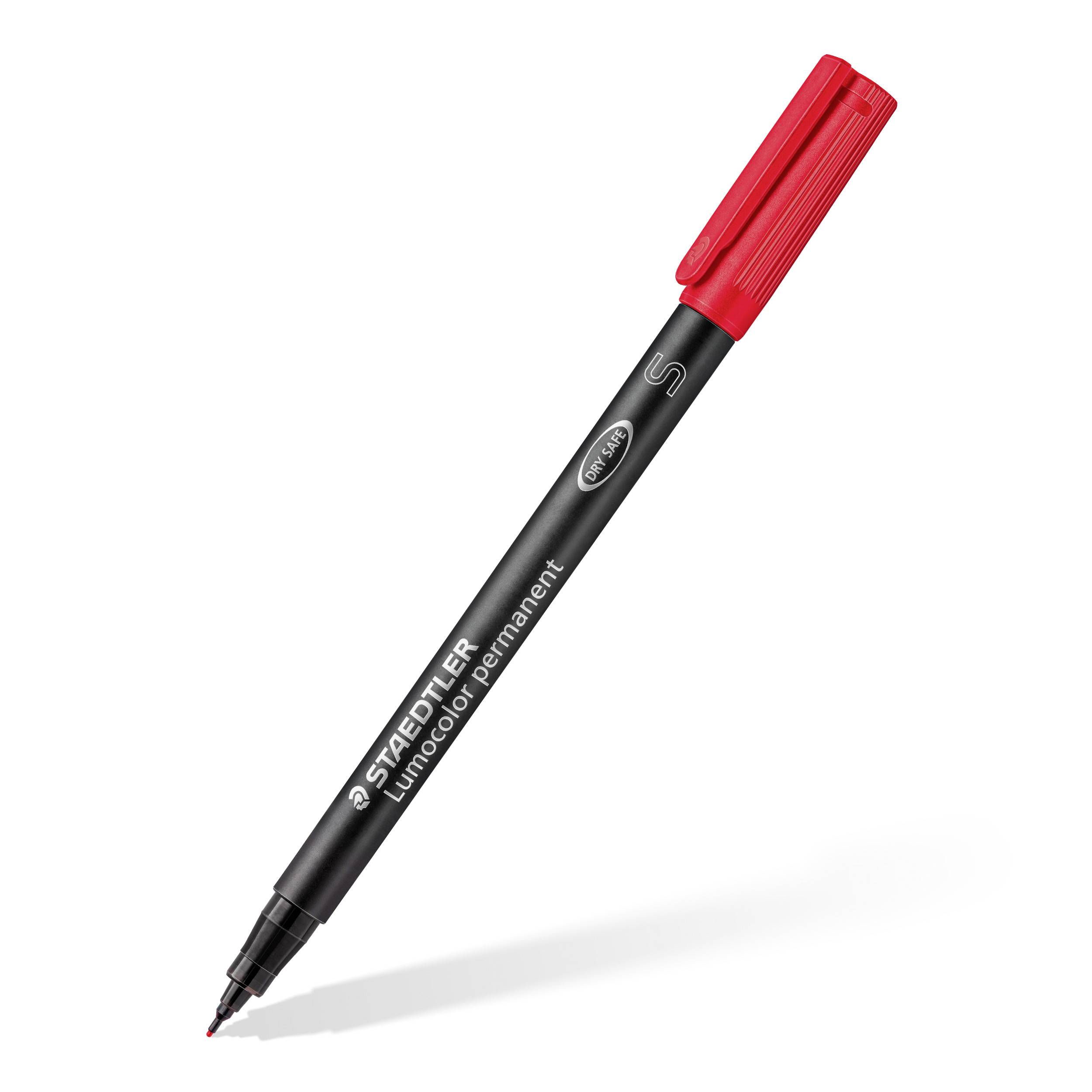 Ein roter Permanentmarker mit schwarzem Schaft und roter Kappe liegt diagonal. Auf dem Schaft steht 'STAEDTLER Lumocolor permanent'.