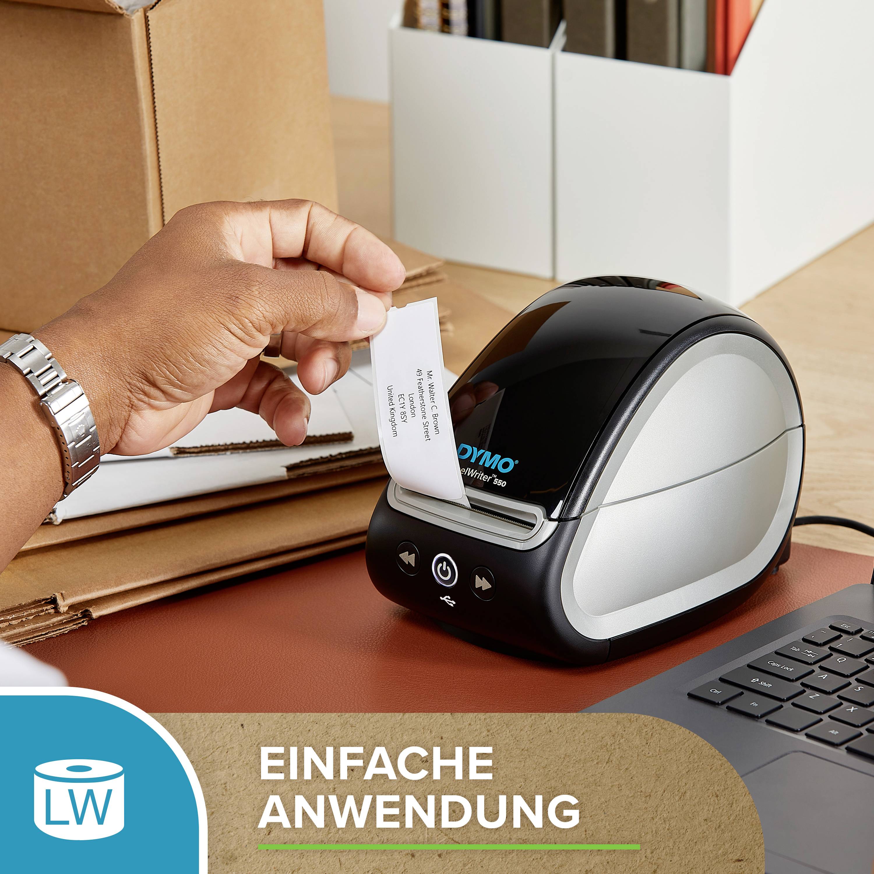 Eine Hand zieht ein Etikett aus einem kompakten Etikettendrucker, der auf einem Schreibtisch steht. Unten steht 'Einfache Anwendung'.