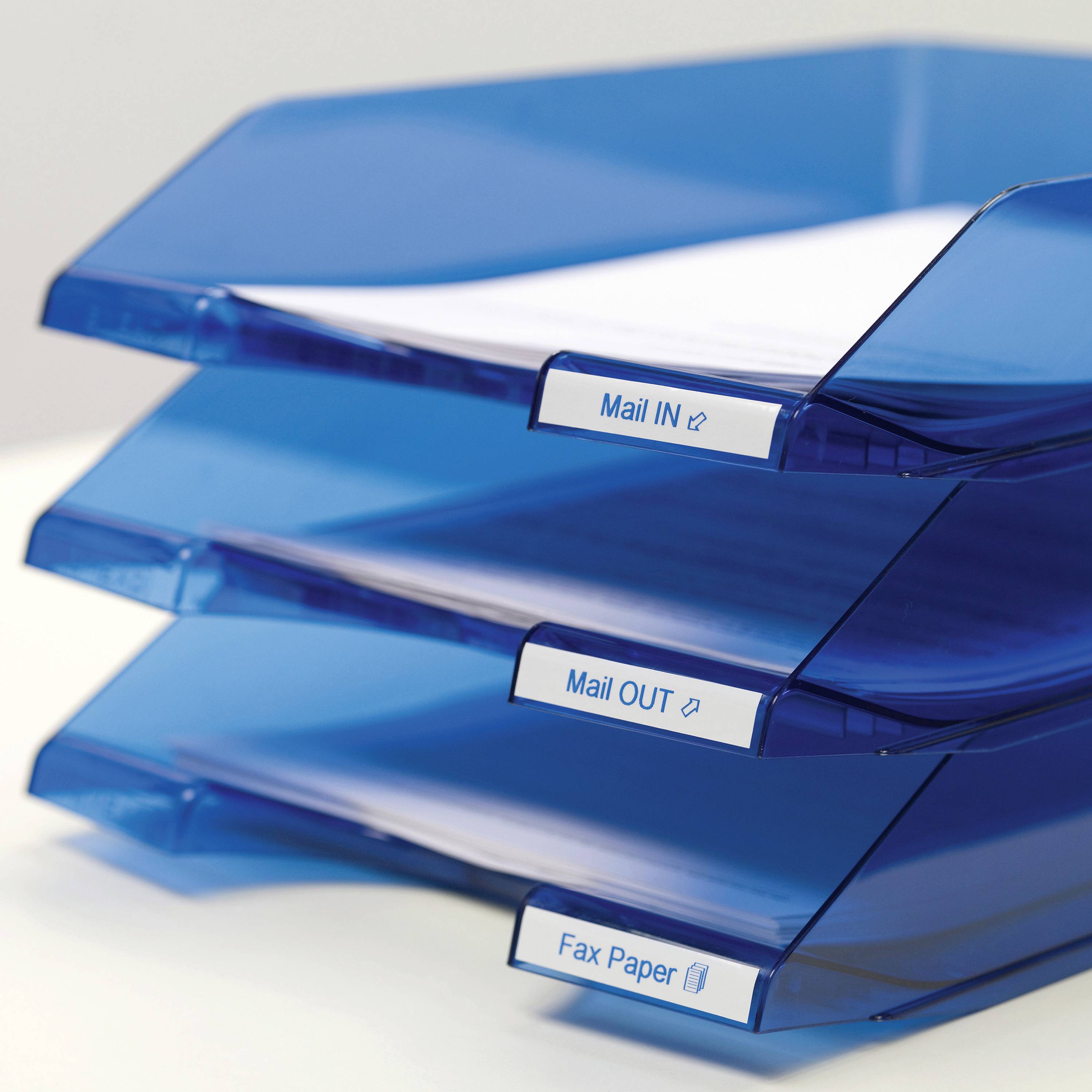 Drei blaue Ablagefächer: 'Mail IN' oben, 'Mail OUT' in der Mitte, 'Fax Paper' unten. Enthalten sind weiße Blätter.