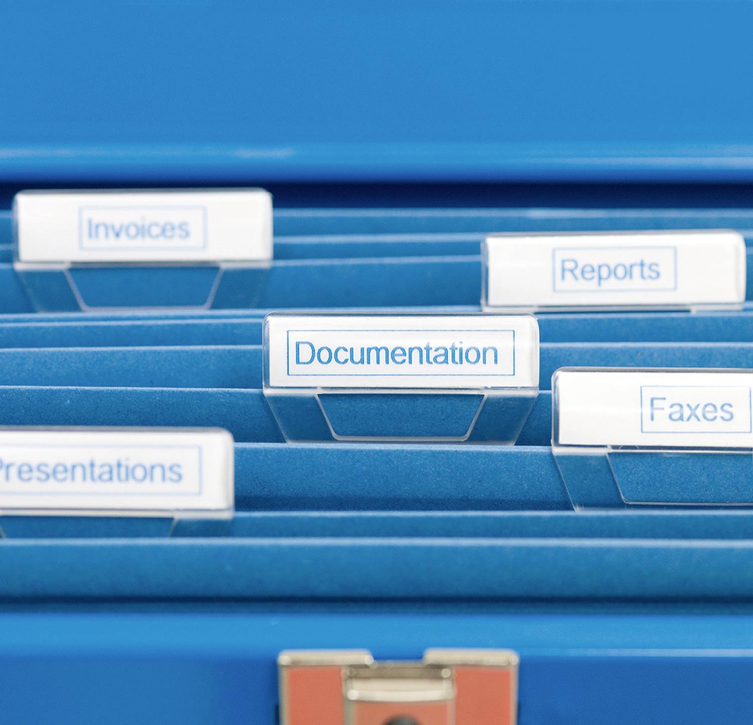 Ein geöffneter blauer Aktenschrank mit sichtbaren Registerkarten, die mit 'Invoices', 'Reports', 'Documentation', 'Faxes' und 'Presentations' beschriftet sind.