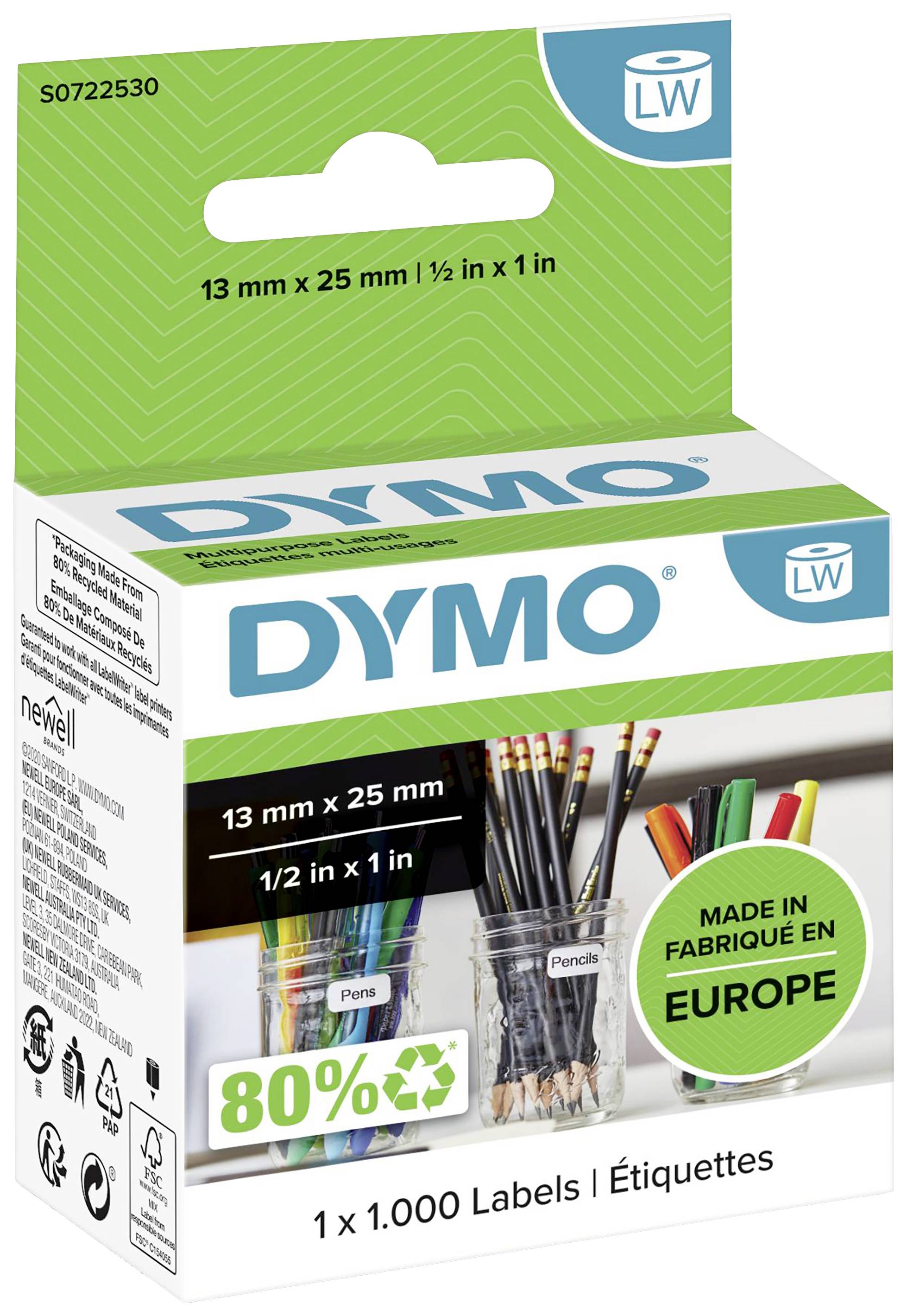 Verpackung eines DYMO Etikettenprodukts, 13 mm x 25 mm. Enthält 1.000 Etiketten. Produziert in Europa. Bleistifte in einem Glas im Hintergrund.