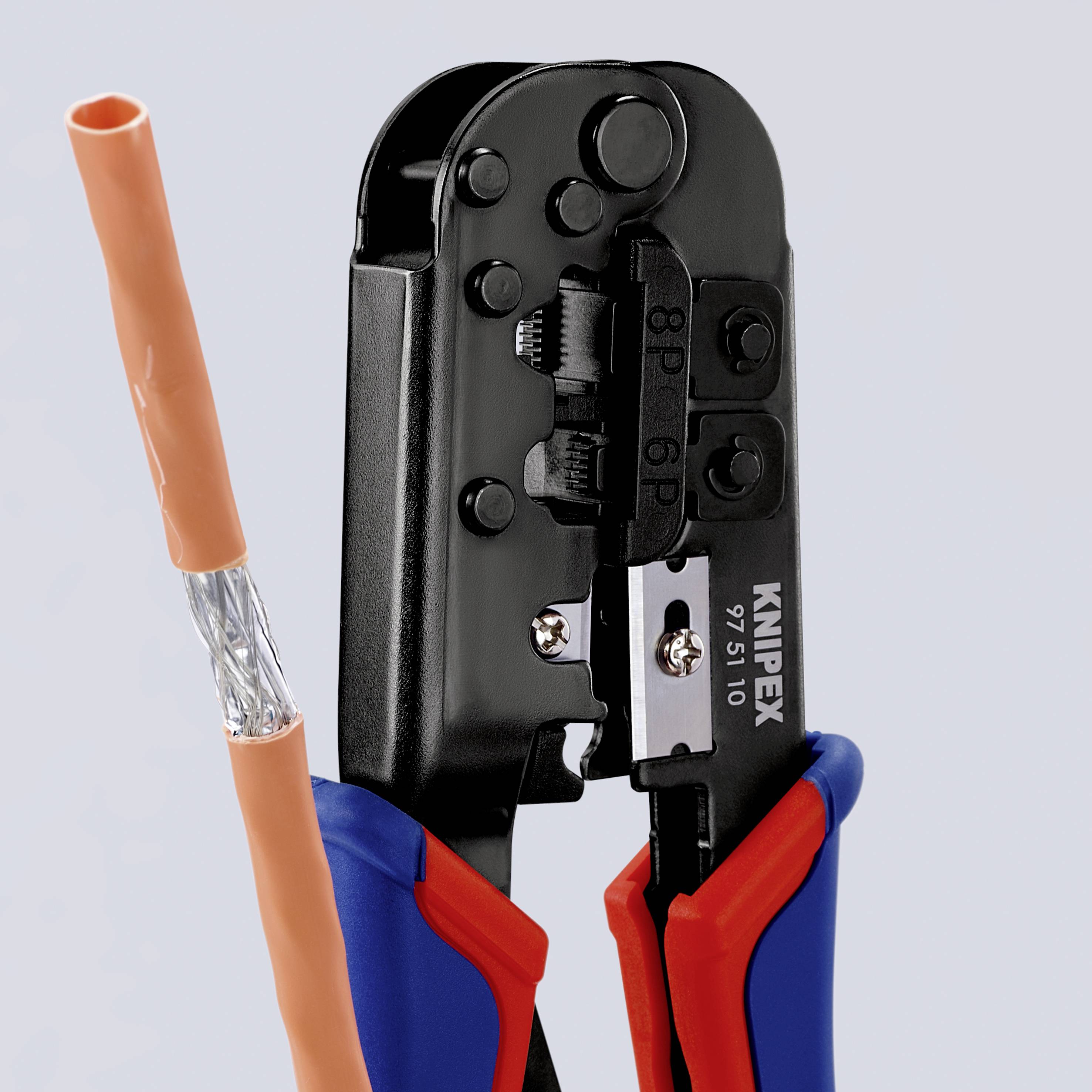 Crimpzange der Marke Knipex mit orangem Kabel, geeignet zum Quetschen von 8P- und 6P-Steckern.