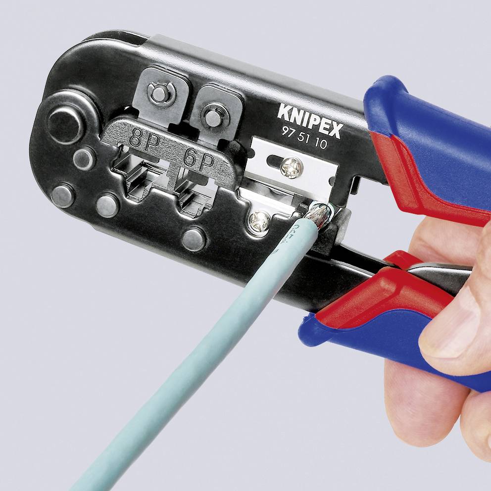 Eine Person benutzt eine Crimpzange, um ein Kabel zu bearbeiten. Die Zange hat eine blau-rote Griffisolierung und trägt die Aufschrift 'KNIPEX'.