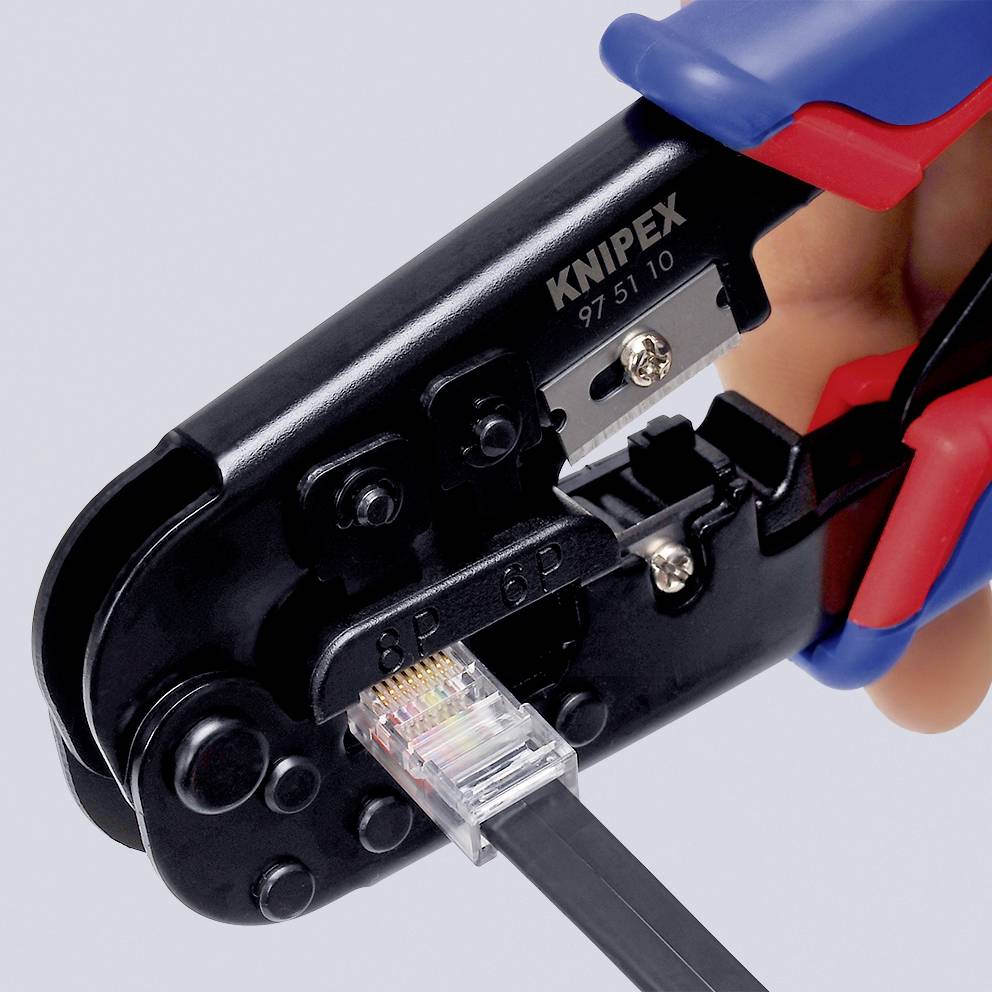 Eine Crimpzange mit einem RJ45-Stecker, hergestellt von Knipex, Modellnummer 97 51 10, zeigt das Werkzeug bei der Arbeit.