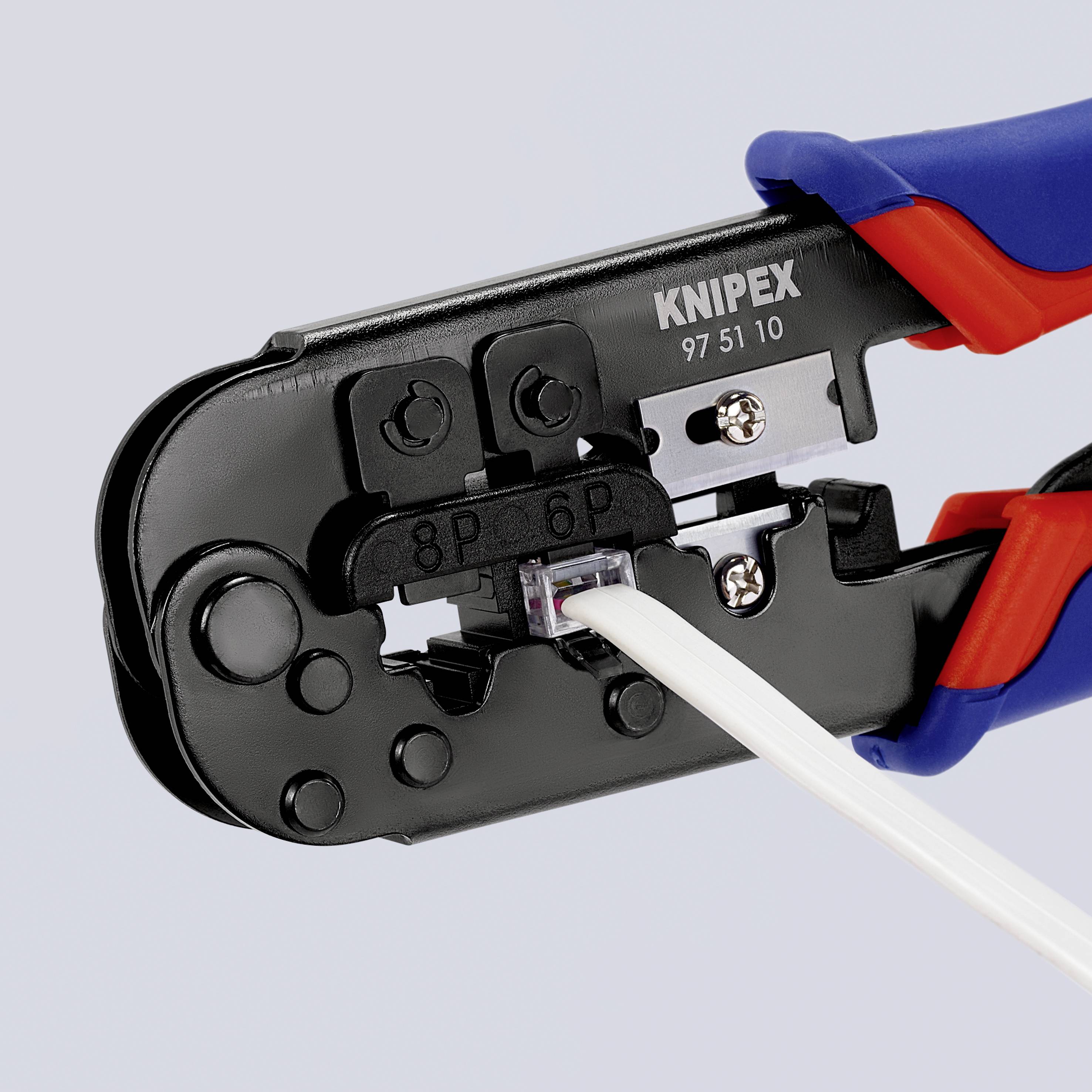 Zange mit blauer und roter Grifffarbe, bedruckt mit 'KNIPEX' und Modellnummer, bearbeitet Kabel mit RJ45-Stecker.