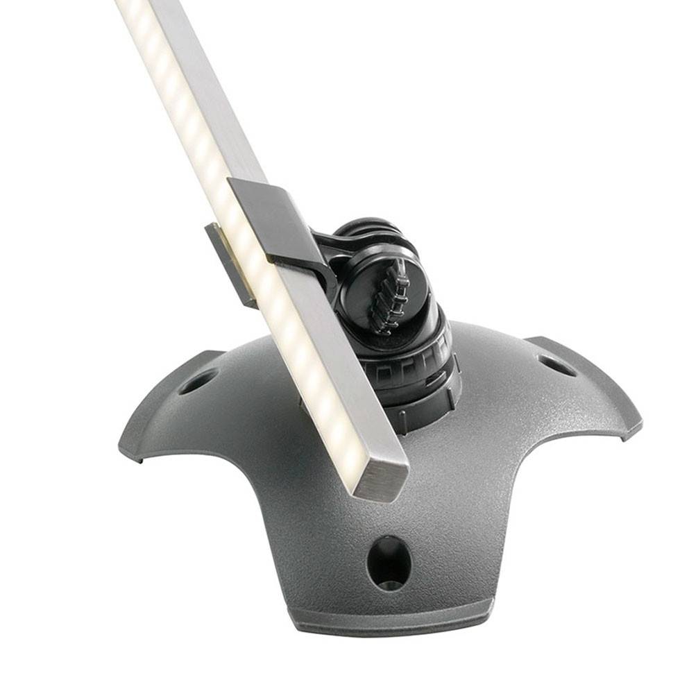 Eine moderne, verstellbare LED-Leuchte auf stabilem Sockel.