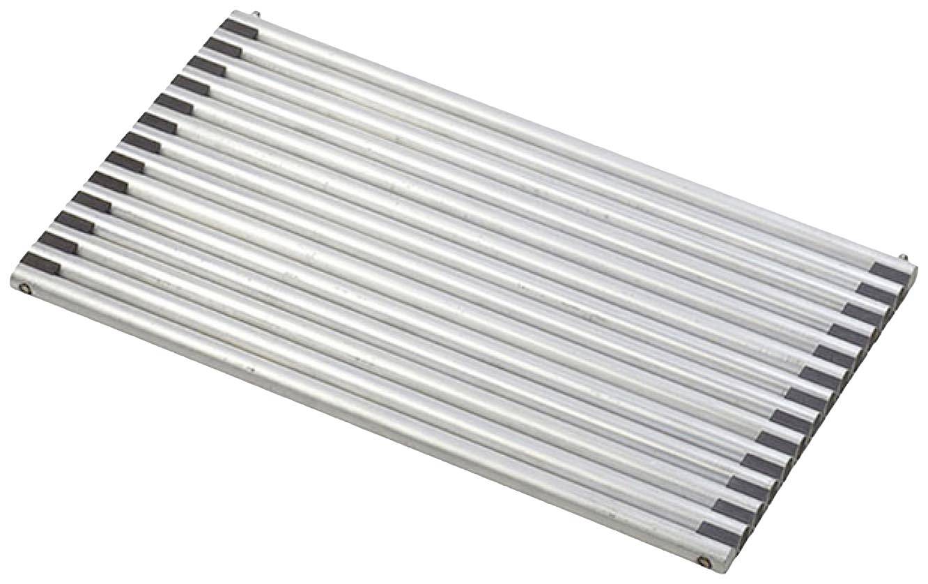 Ein ausziehbarer Metallrost mit parallelen, silbernen Stangen. Geeignet als Abtropfgestell für Geschirr oder als Unterlage.