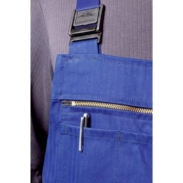 Nahaufnahme eines blauen Latzes mit Reißverschlusstasche; Stift steckt in einer kleinen Tasche. Latz trägt ein schwarzes Clipsystem.