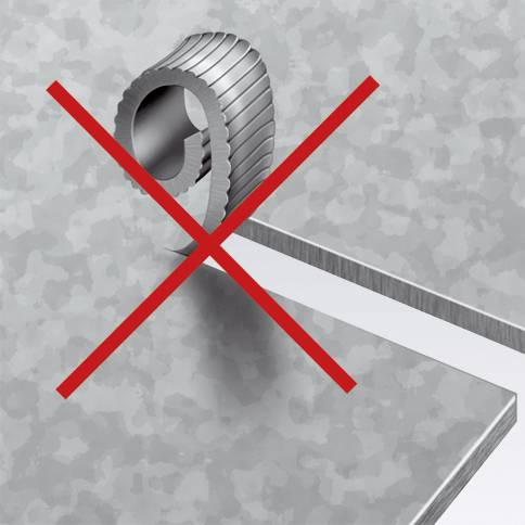 Ein geriffelter Metallzylinder und ein flaches Stück Metall werden mit einem roten X gekreuzt, was 'Nicht Einsetzen' andeutet.