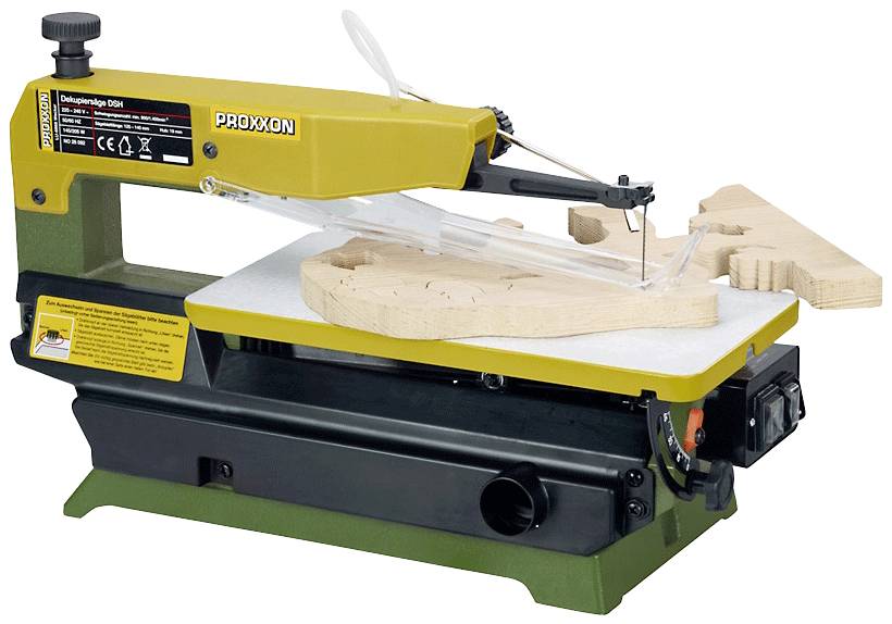 Eine Dekupiersäge mit gelbem Gehäuse schneidet präzise ein Holzstück in komplizierte Formen.