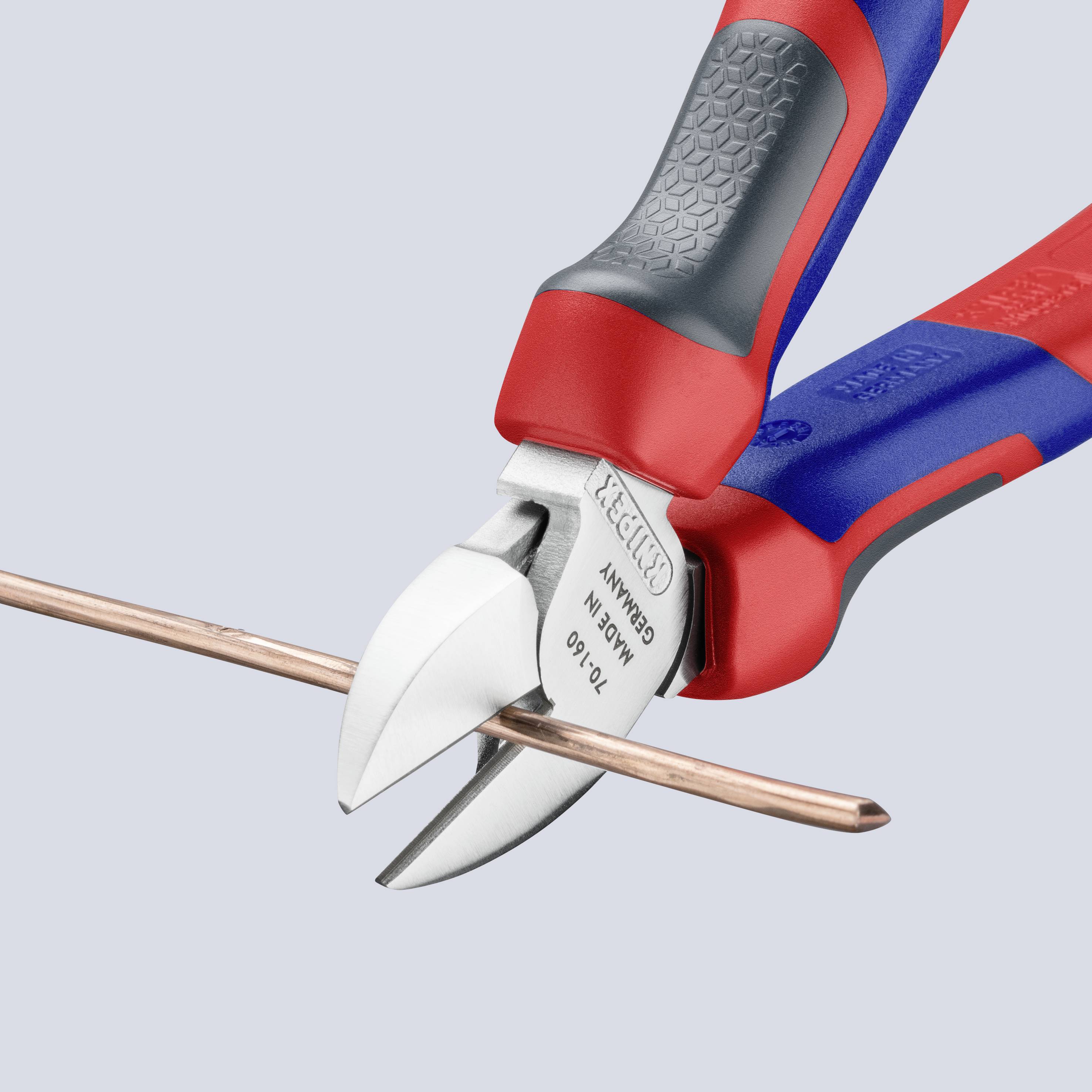 Ein Zangenwerkzeug durchtrennt einen Kupferdraht. Das Werkzeug hat einen rot-blauen Griff und eine glänzende Metallklinge.