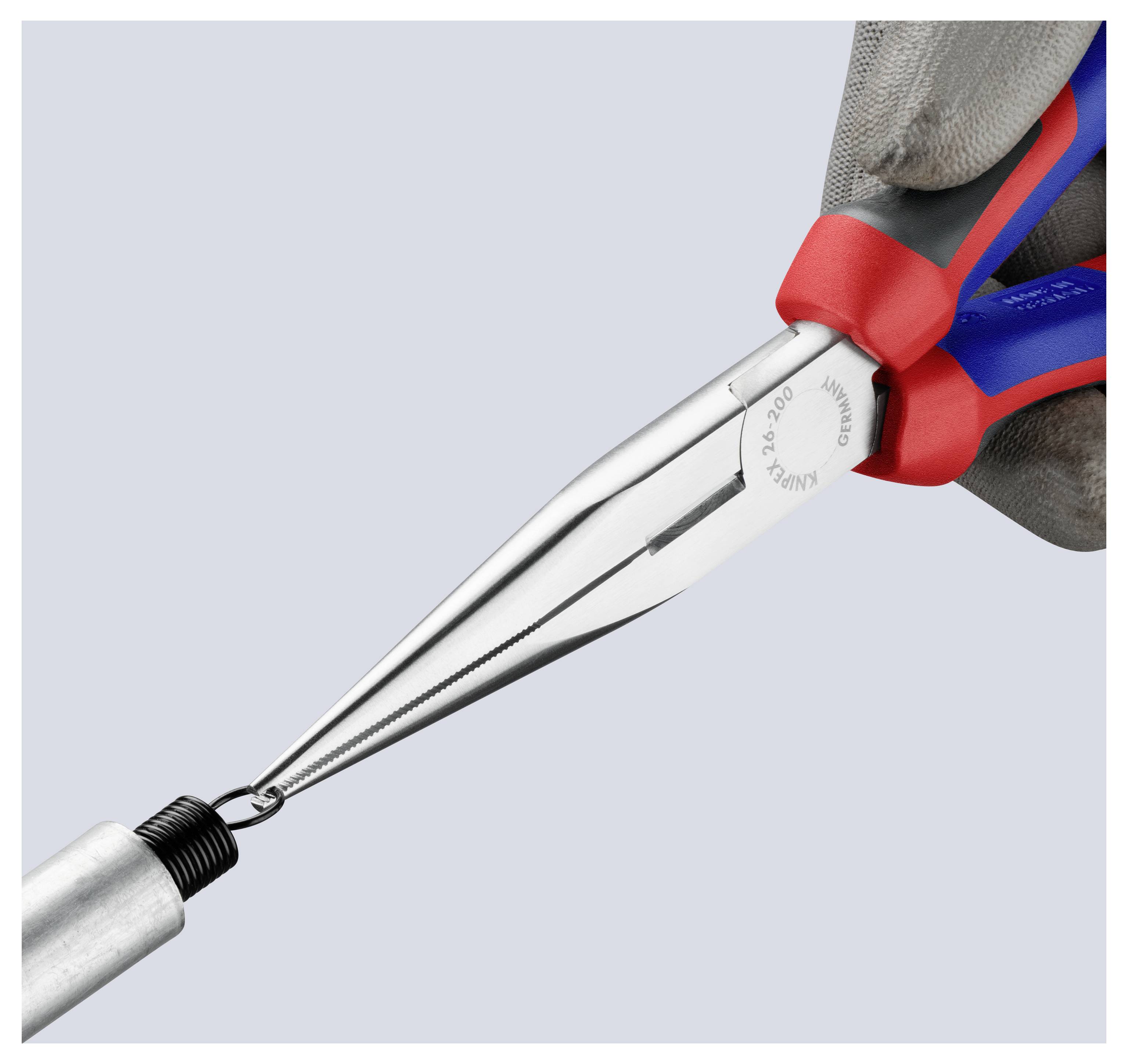 Eine behandschuhte Hand verwendet eine Flachzange, um eine kleine Metallspule zu greifen, und demonstriert damit Werkzeuggenauigkeit und Griffkontrolle.