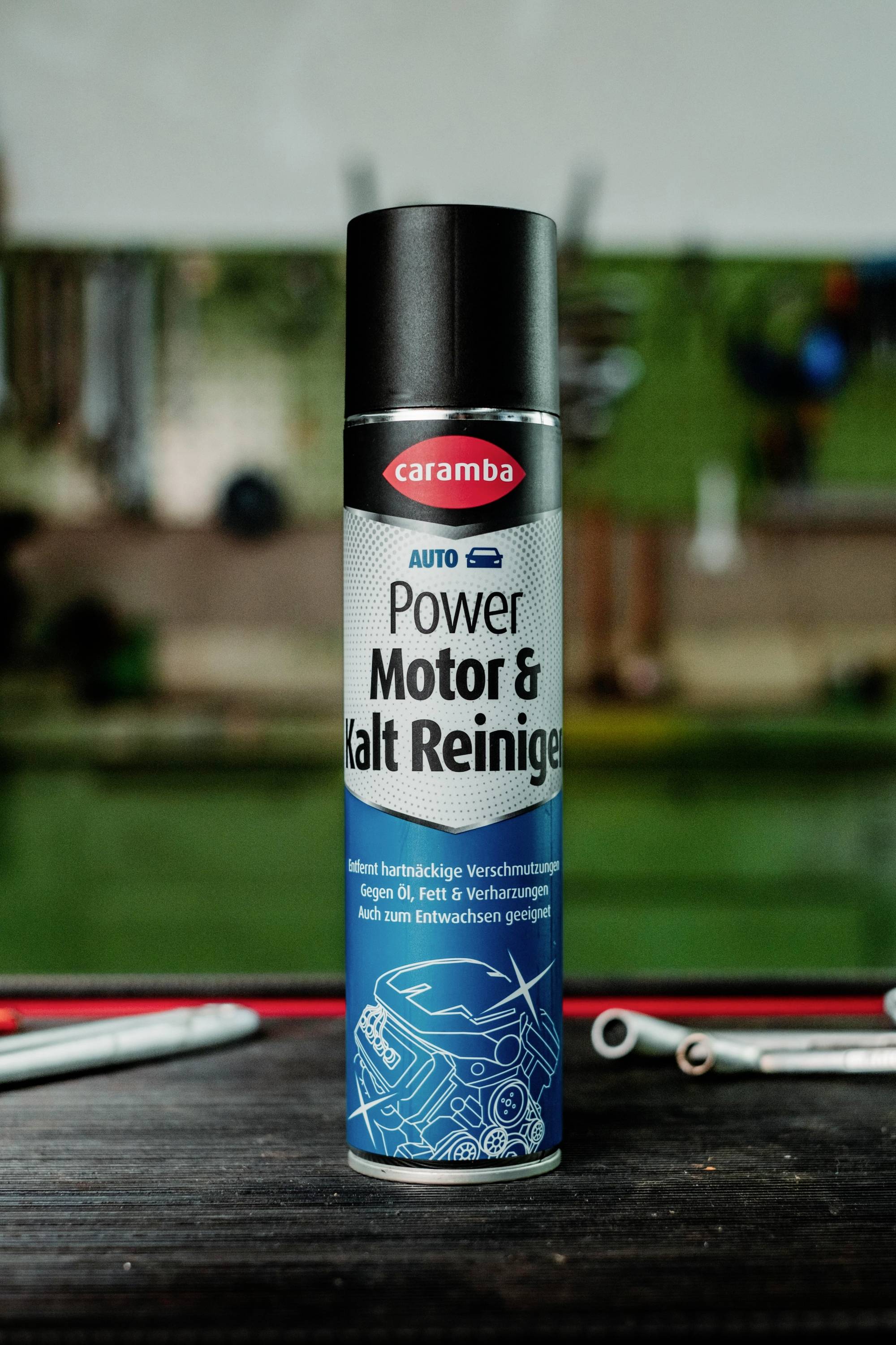 Eine Dose 'Caramba Auto Power Motor & Kalt Reiniger' steht auf einem Tisch, entwickelt zum Entfernen hartnäckiger Verschmutzungen und Öl von Motoren.