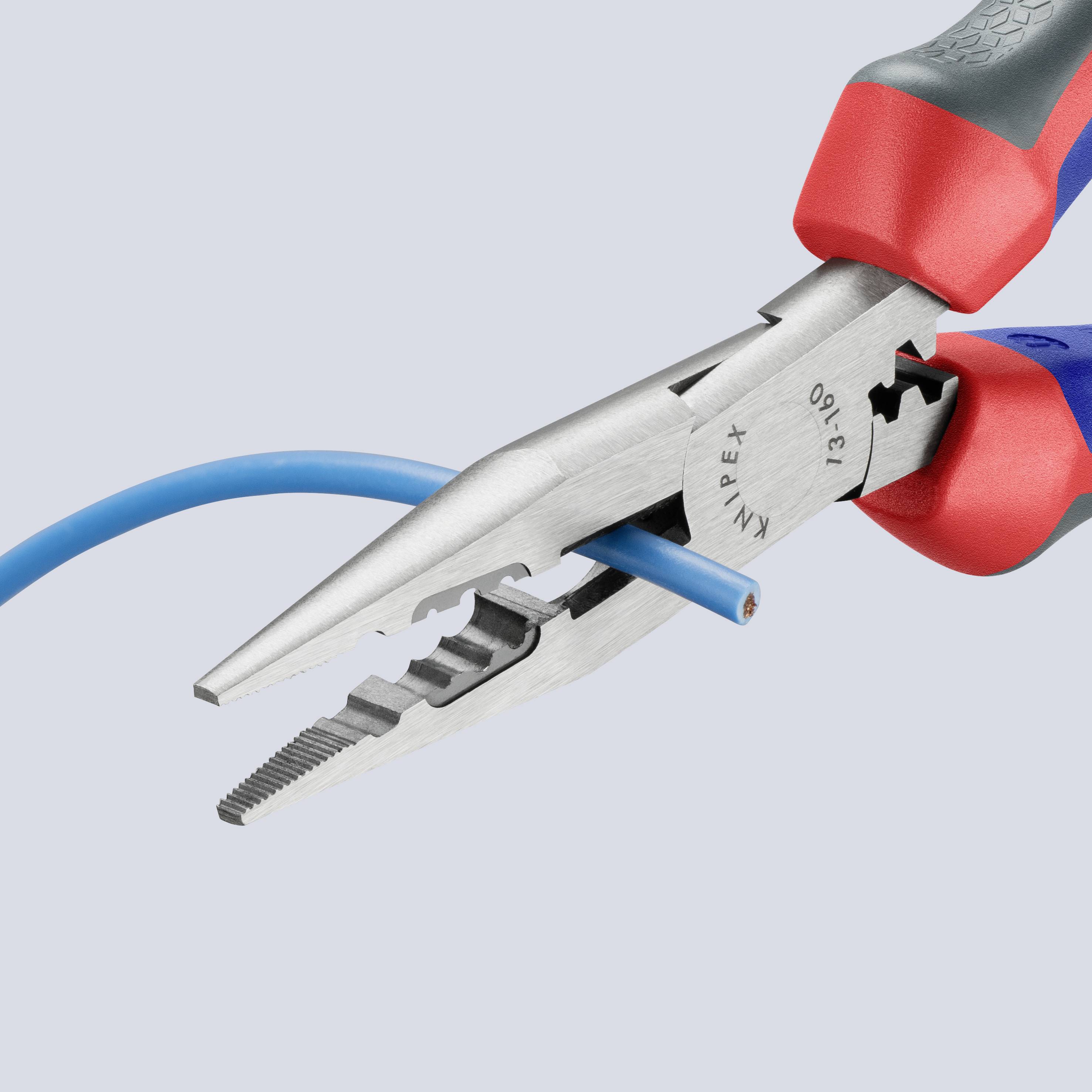 Eine rote Kombizange hält ein blaues Kabel. Die Zange ist leicht geöffnet und zeigt gezackte Kanten für festen Halt.