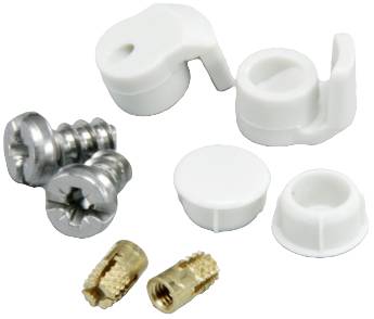 Verschiedene kleine Befestigungsteile aus Metall und Kunststoff, darunter Schrauben und Dübel, auf weißem Hintergrund.