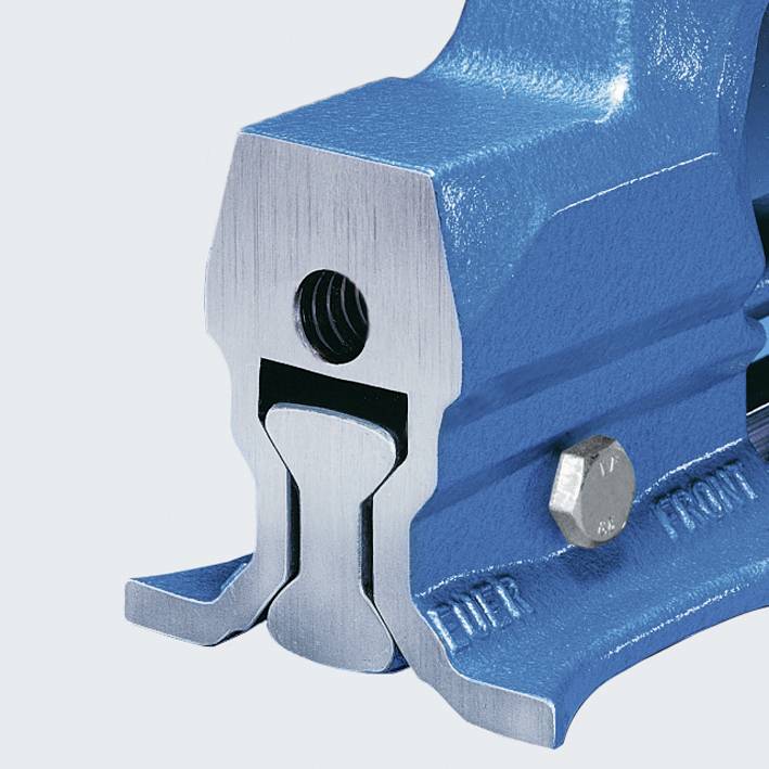 Blaues Metallstück mit Schraubbefestigung und geschwungenen Enden, möglicherweise Teil einer industriellen Maschine oder Vorrichtung.