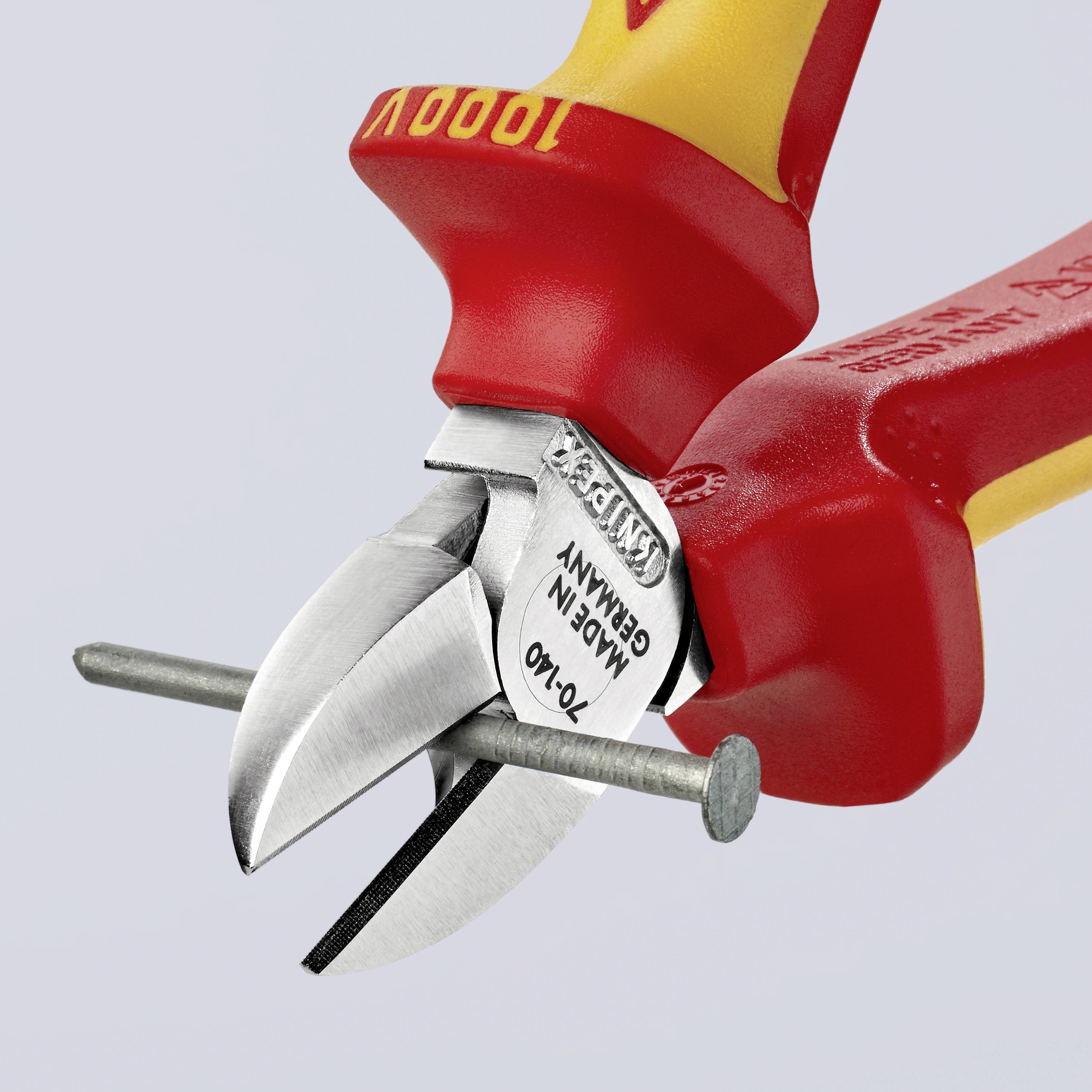 Ein Seiten- oder Vornschneider schneidet ein dickes Kabel. Der Griff ist rot und gelb. Auf dem Werkzeug steht '1000V' und 'Made in Germany'.