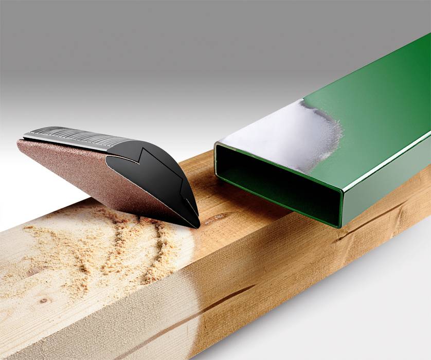 Eine Hobelmesser, das Holz glättet, mit einem grünen Metallcuttermesser daneben, das seinen Einsatz für Holzbearbeitungsfinishes veranschaulicht.