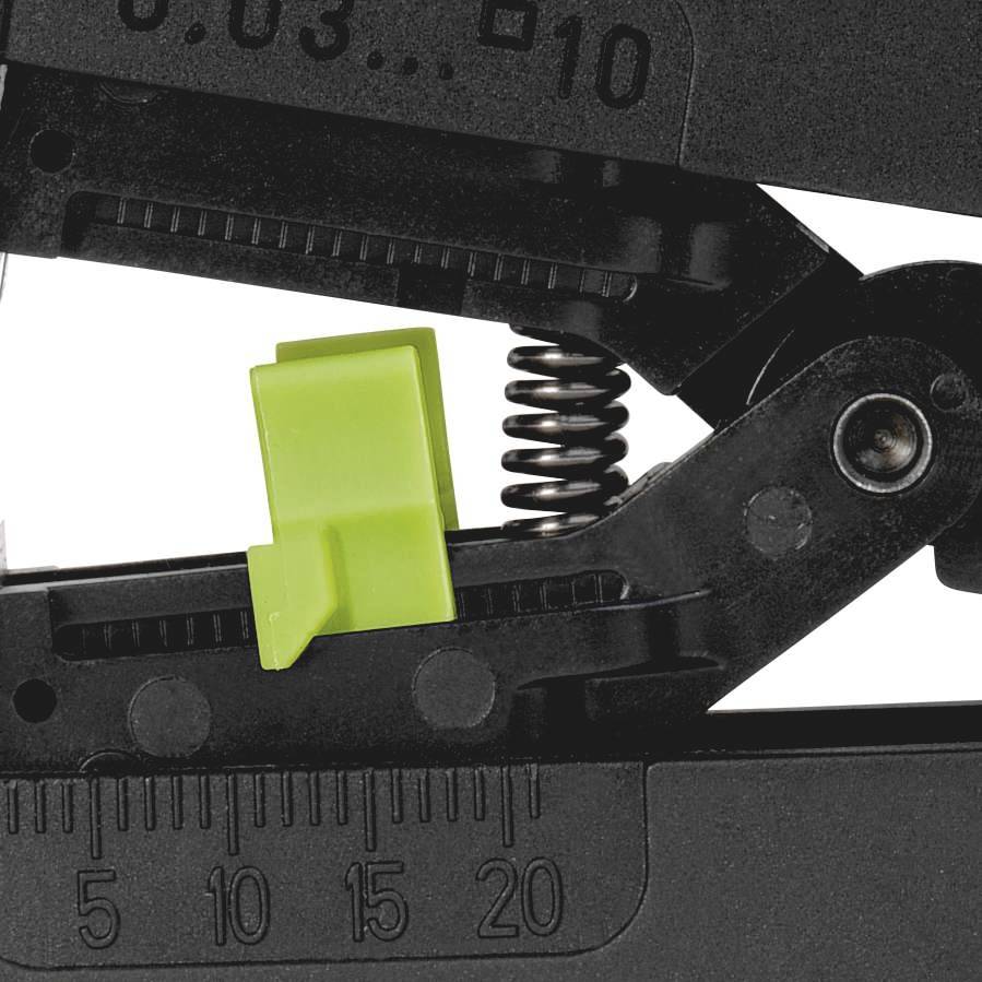 Nahaufnahme eines grünen Schalters an einem schwarzen Werkzeug mit Skala. Analoge Anzeige reichend bis 20. Mechanischer Druckmechanismus sichtbar.