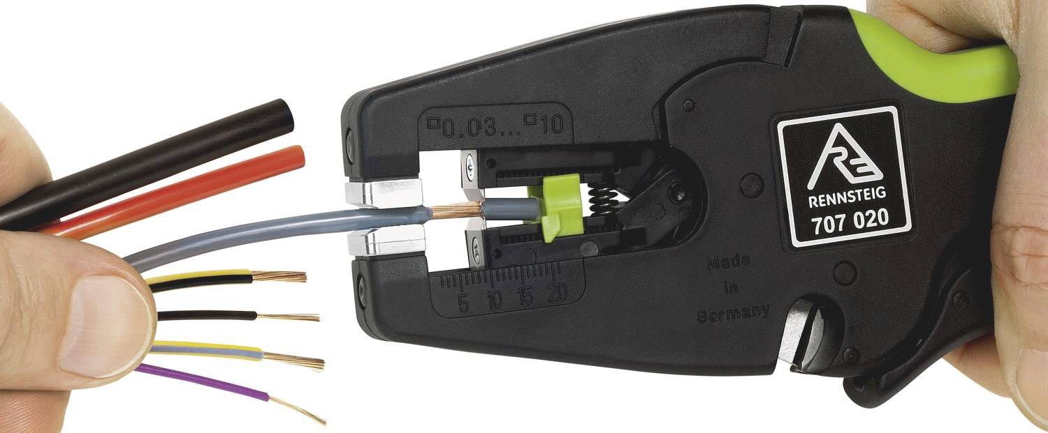 Eine Person hält einen Abisolierer, der ein Kabel von seiner Isolierung befreit. Verschiedene Kabeladern sind sichtbar.