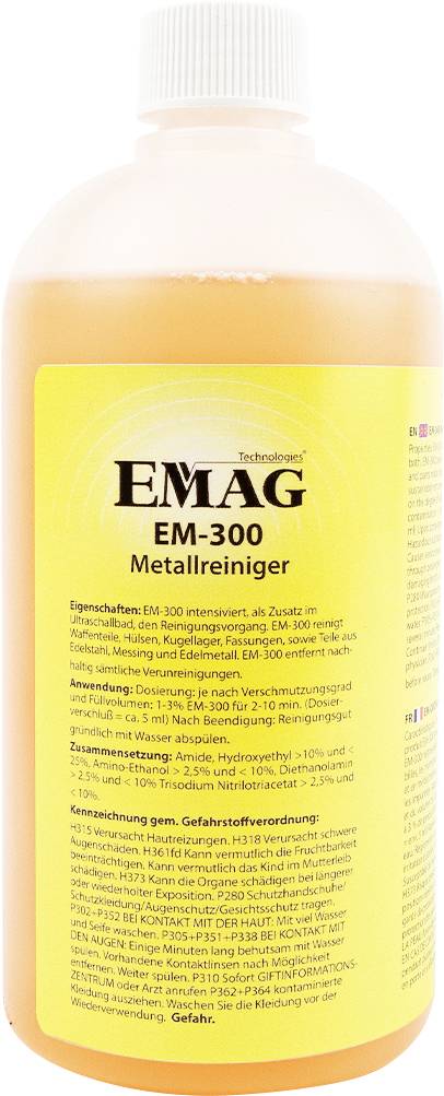 Flasche mit EMAG EM-300 Metallreiniger mit gelbem Produktetikett und weißer Kappe, gefüllt mit orangefarbiger Flüssigkeit dargestellt.