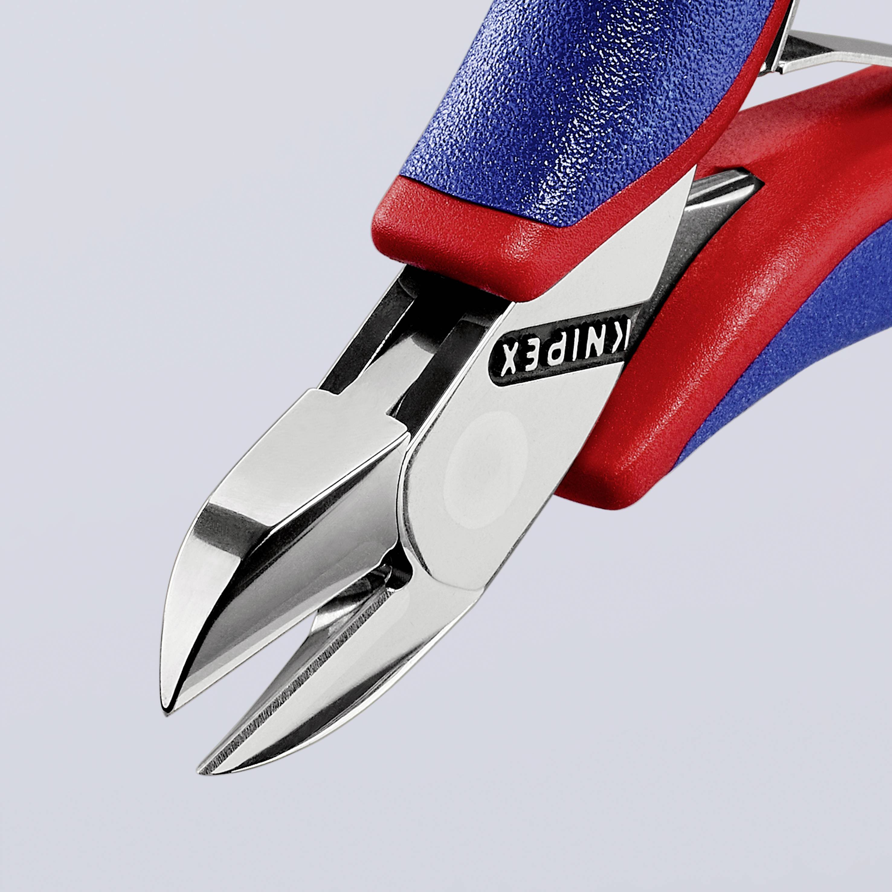 Ein Paar blaue und rote Seitenschneider, teilweise geöffnet, mit ergonomischem Griff und einer scharfen Schneidklinge, auf hellem Hintergrund.