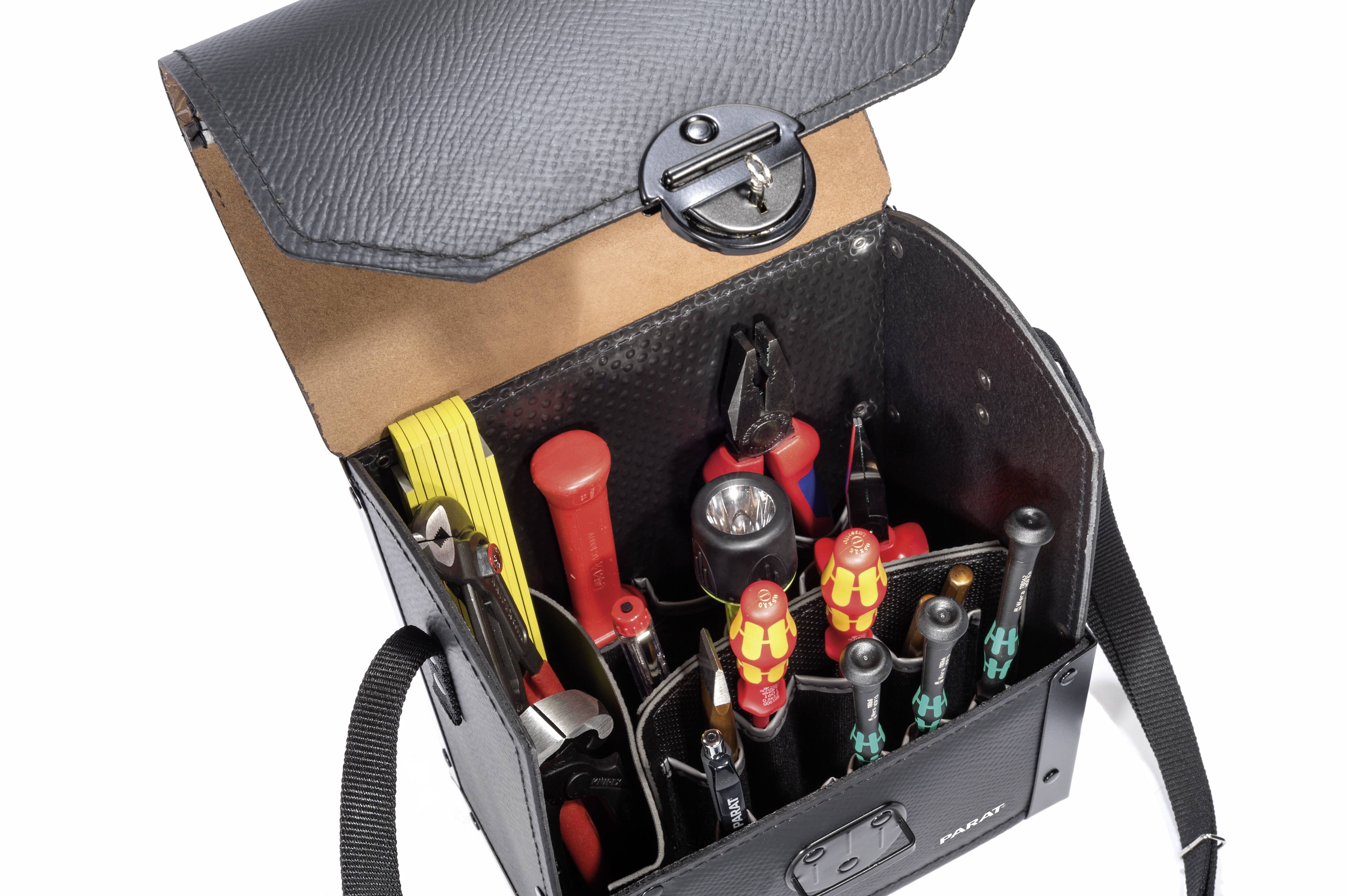 Eine offene Werkzeugtasche mit verschiedenen Werkzeugen wie Schraubendreher, Zange und Maßband – für Reparaturarbeiten.