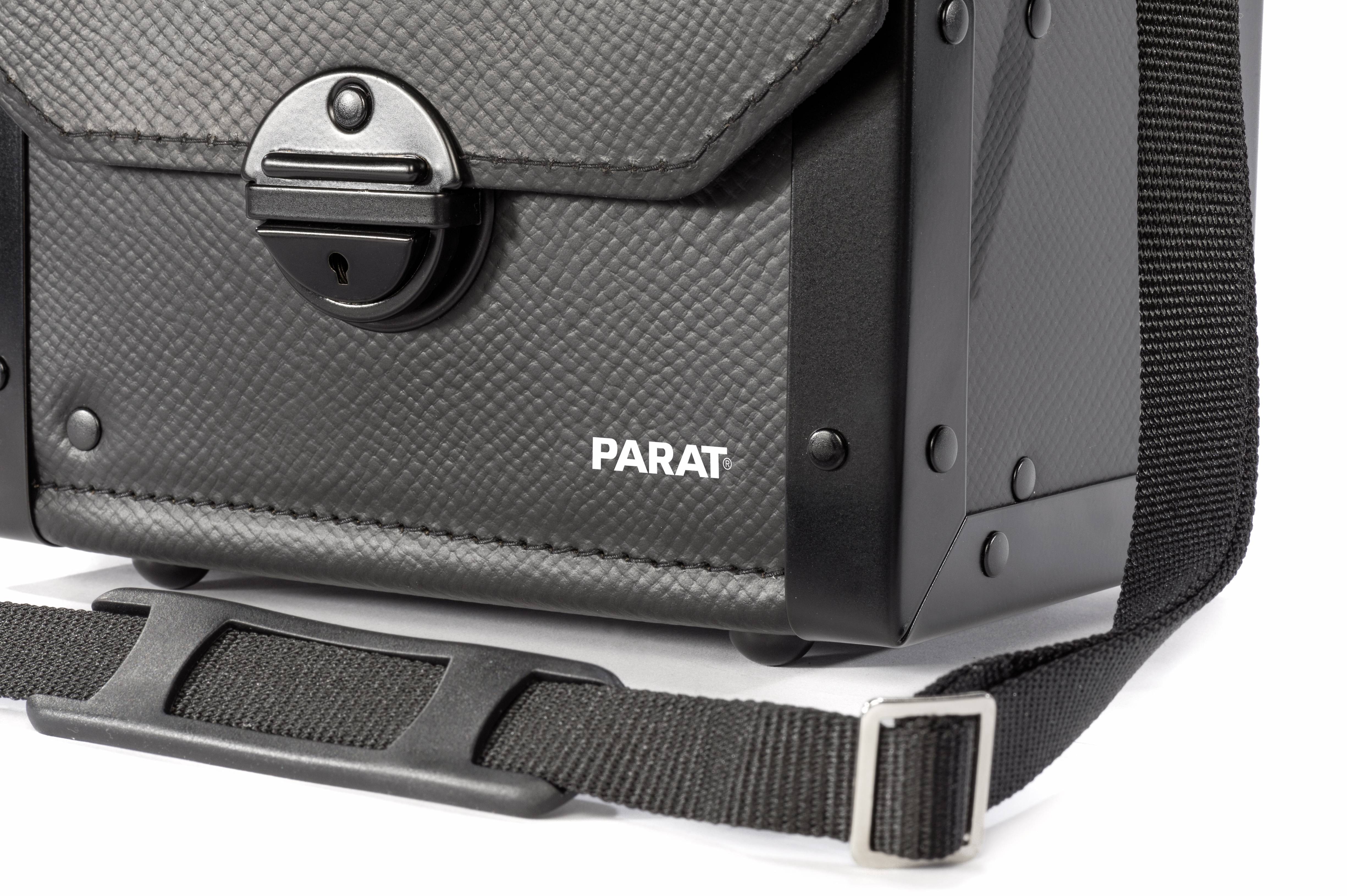 Schwarze Tasche mit texturierter Oberfläche, einem robusten Trageriemen und dem Logo 'PARAT' auf der Vorderseite.