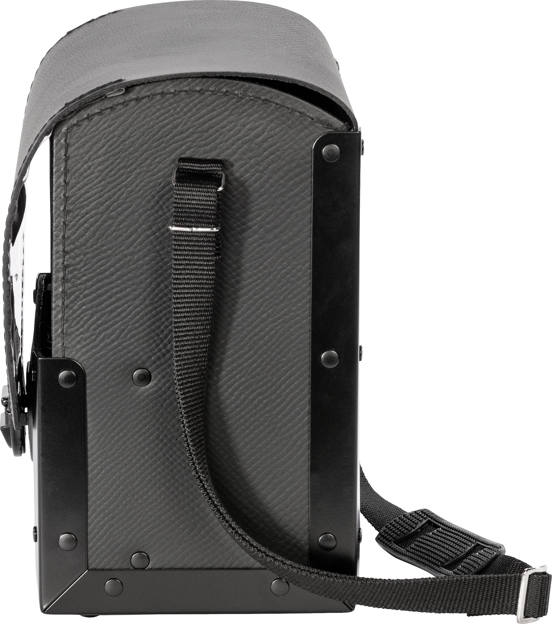 Eine schwarze, rechteckige Ledertasche mit Riemen und Schnalle, seitlich betrachtet.