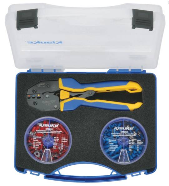 Ein Plug-in-Schädlingsvertreiber sendet Ultraschallwellen aus, dargestellt durch blaue Wellen, auf einem weißen Tisch neben einer kleinen Topfpflanze.