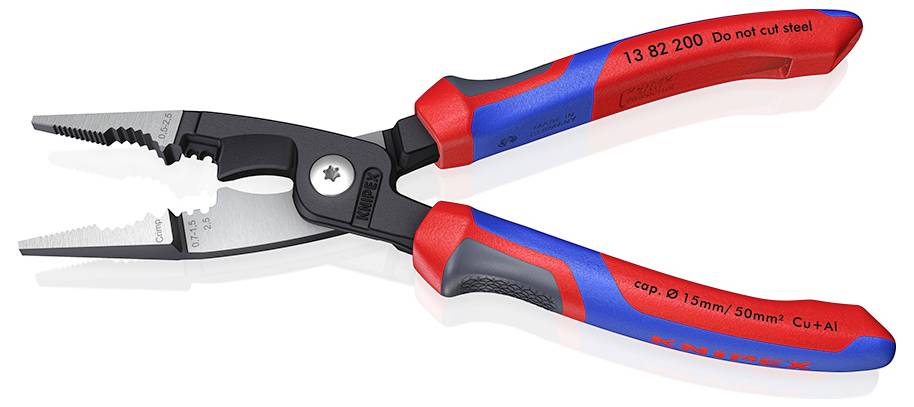 Ein Paar rote und blaue Knipex-Zangen mit einem schwarzen Metallkopf, auf deren Griff 