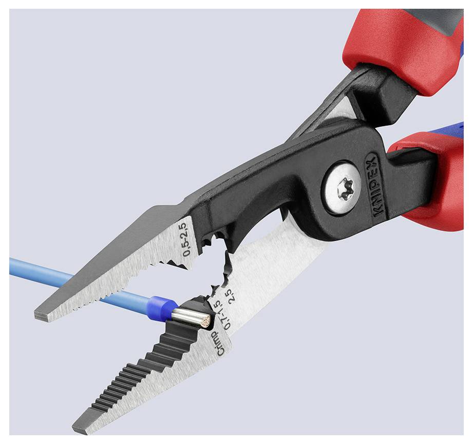 Kabelschneider in Aktion, einen Kabel durchschneidend. Nahaufnahme, die die gezackten Kanten zum Greifen zeigt. Der Fokus liegt auf dem präzisen Schneidmechanismus.