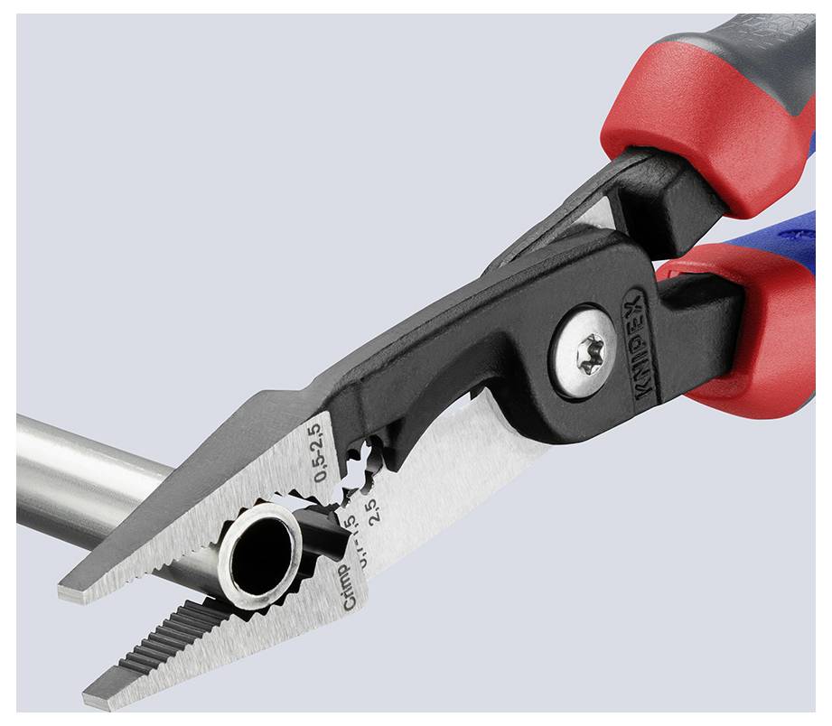 Zange, die ein Metallrohr umgreift und gezahnte Backen sowie ergonomische rote und blaue Griffe zeigt, die zum Schneiden und Halten entwickelt wurde.