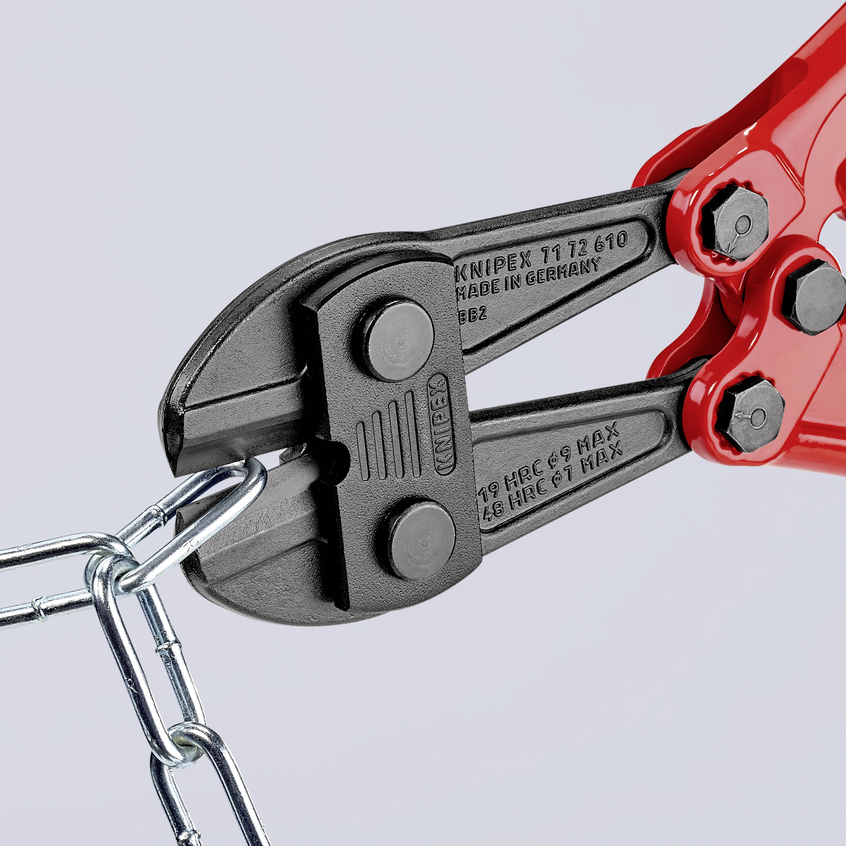 Eine rote Bolzenschneiderzange durchtrennt eine Metallkette.