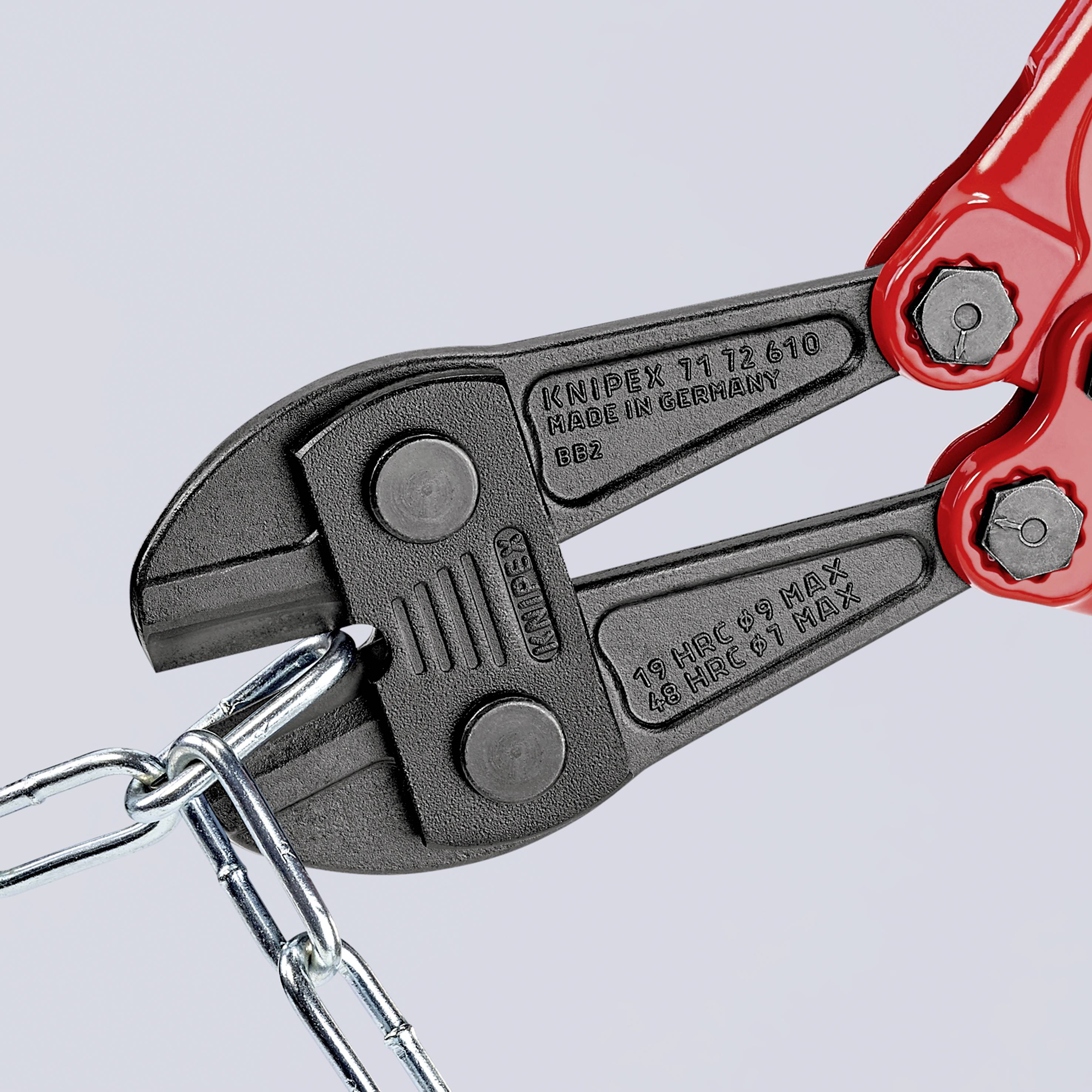 Eine rote Bolzenschneiderzange schneidet ein Metallglied einer Kette. Auf der Zange steht 'KNIPEX 71 12 610'.