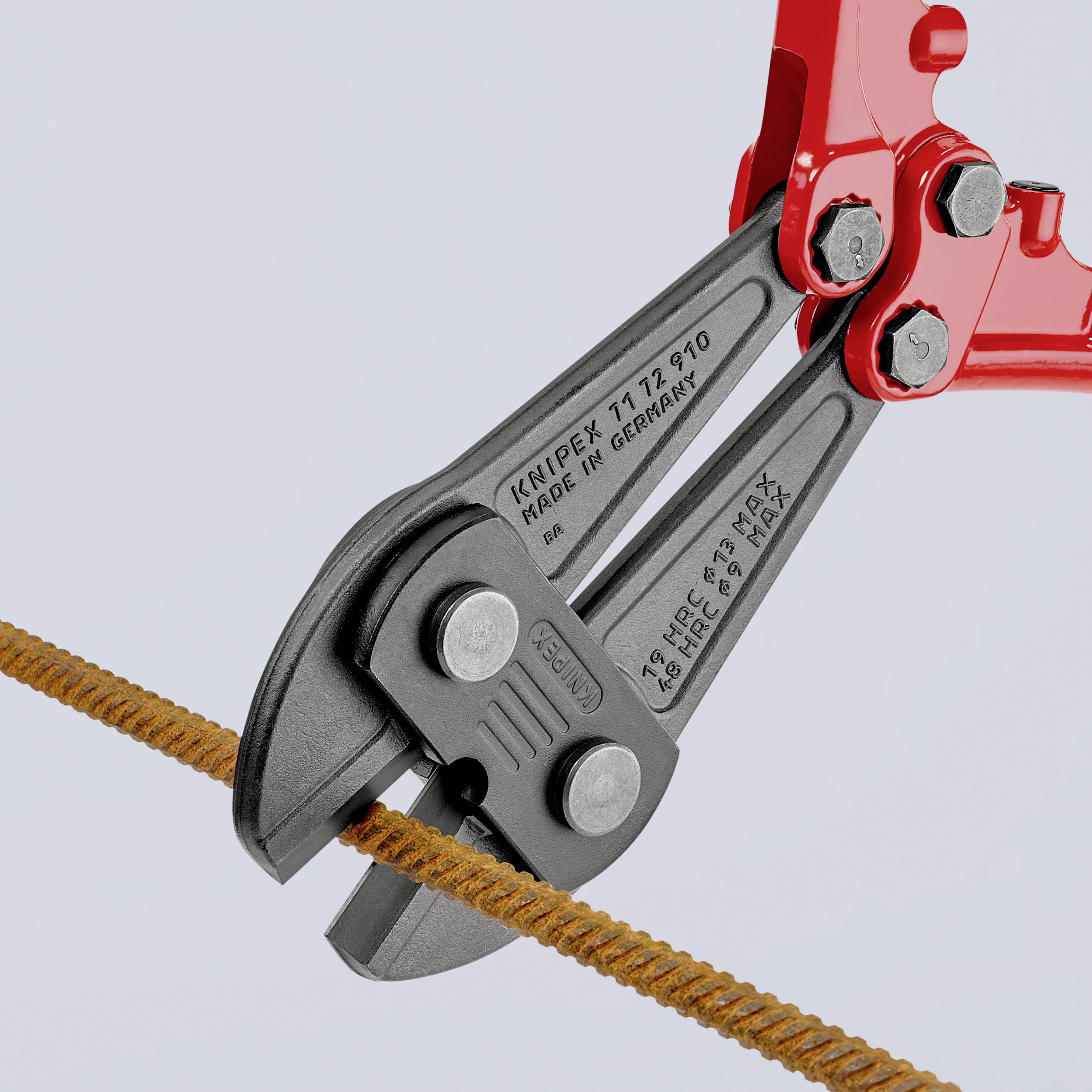 Schneidzange durchtrennt ein Stück Draht. Auf der Zange steht 'Knipex 71 12 910 Made in Germany'.