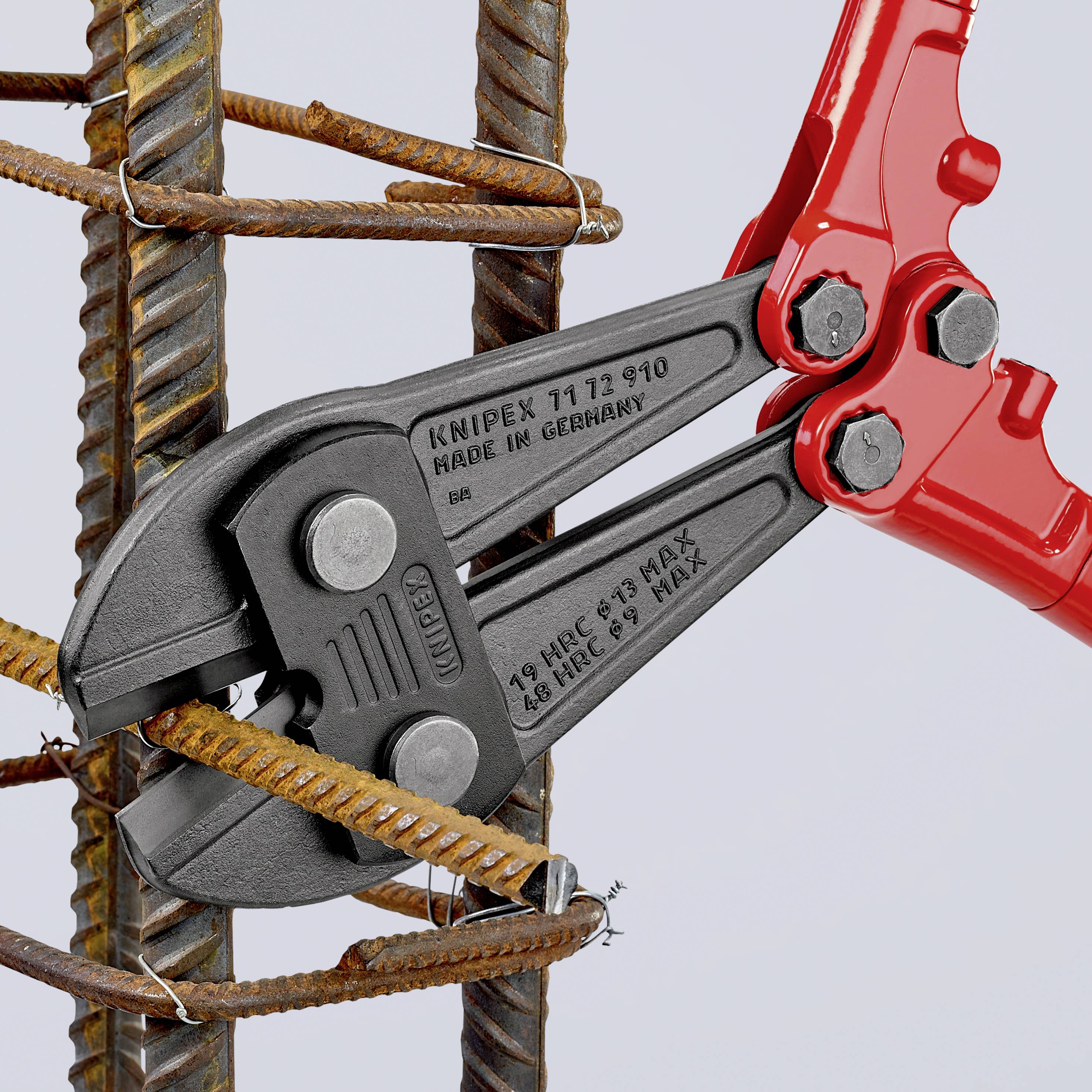 Eine rote Bolzenschneiderzange trennt Stahlbewehrungsstäbe durch. Die Zange ist markiert mit 'Knipex 71 72 910 Made in Germany'.