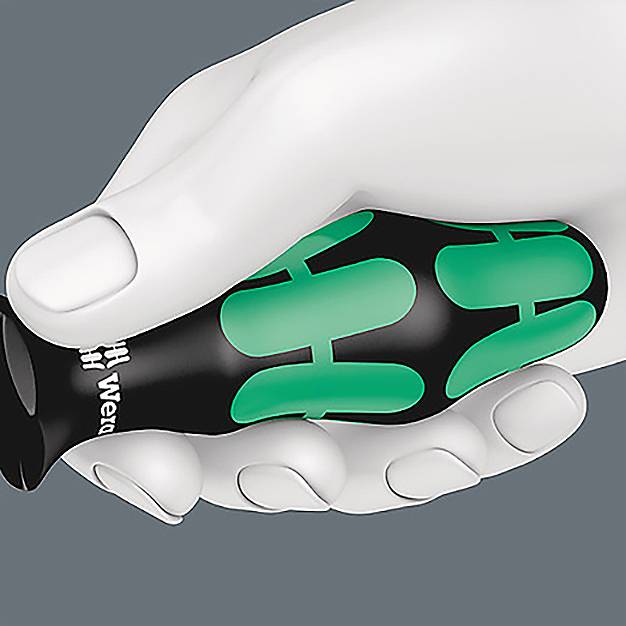 Eine Hand, die einen schwarzen und grünen ergonomischen Schraubendreher mit einem einzigartigen Griffdesign hält.