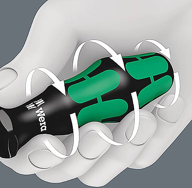 Eine Hand umfasst ein ergonomisches Werkzeug oder einen Griff und zeigt dessen rutschfeste Oberfläche mit schwarzem und grünem Design sowie Pfeile, die die Griffrichtung anzeigen.