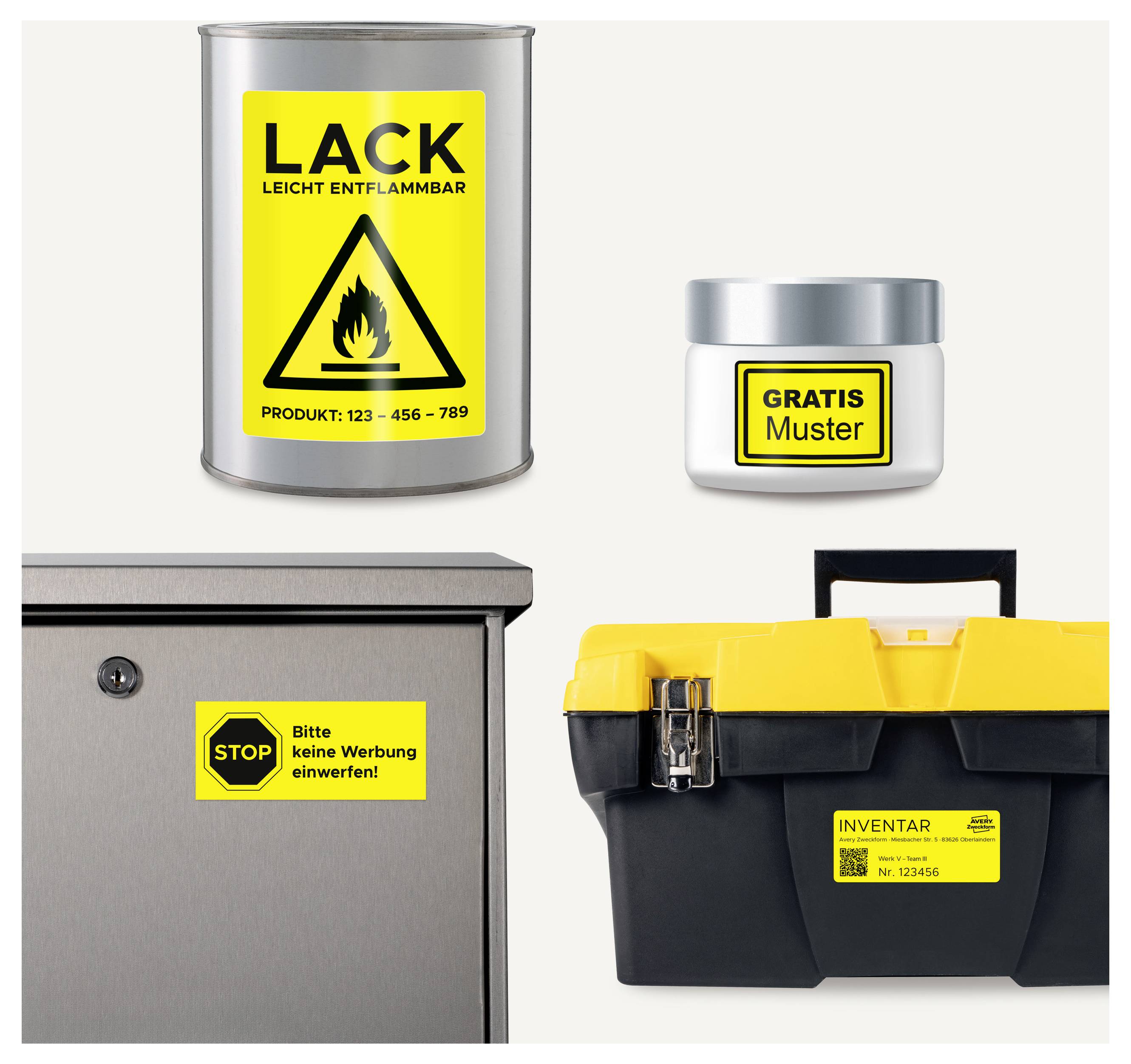 Collage aus vier Behältern mit gelben Warn- und Hinweisetiketten: Farbdose 'LACK leicht entflammbar', Glas 'GRATIS Muster', Kasten 'Bitte keine Werbung einwerfen!', Werkzeugkoffer 'INVENTAR'.