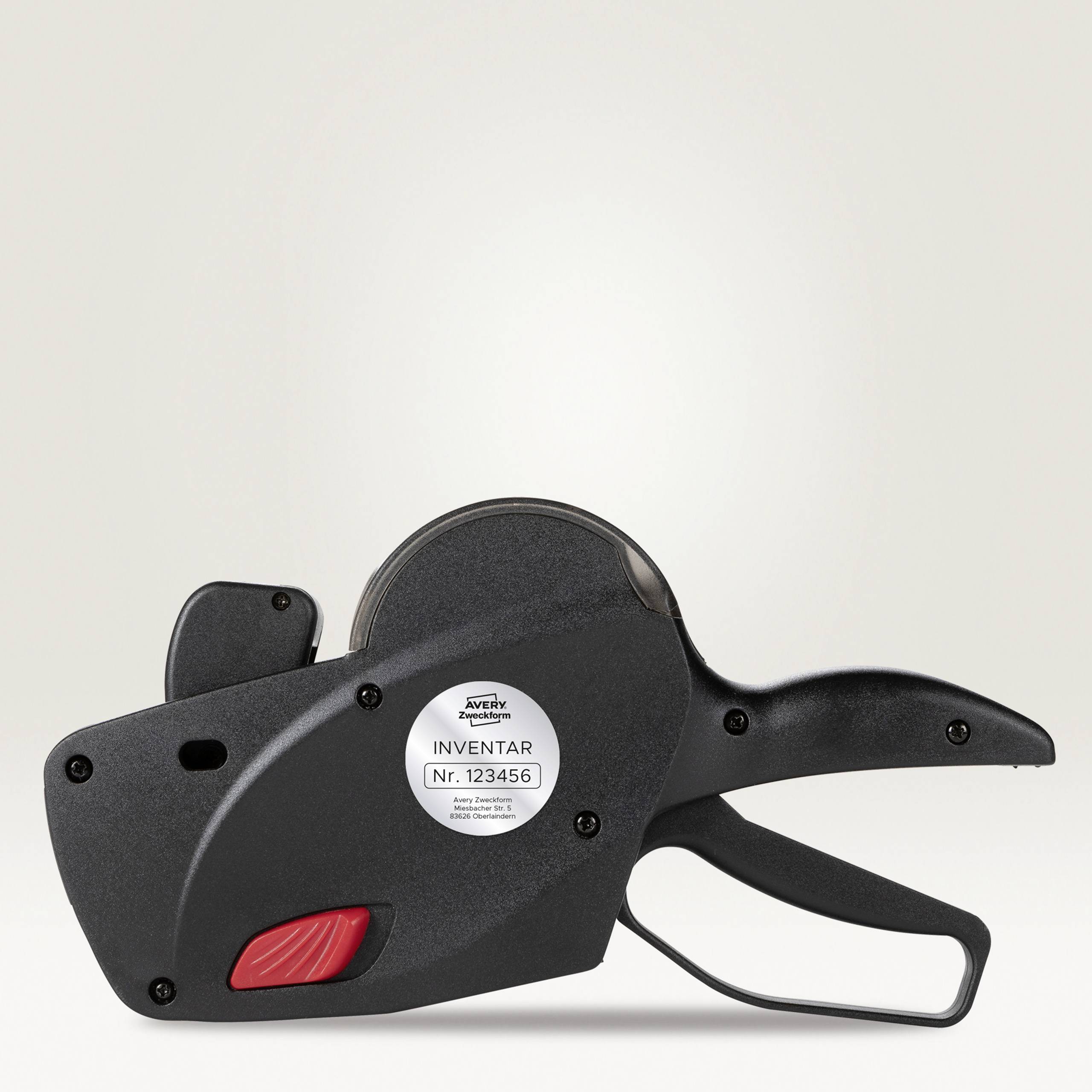 Etikettiergerät in Schwarz mit rotem Griff, zeigt eine Inventarnummer.