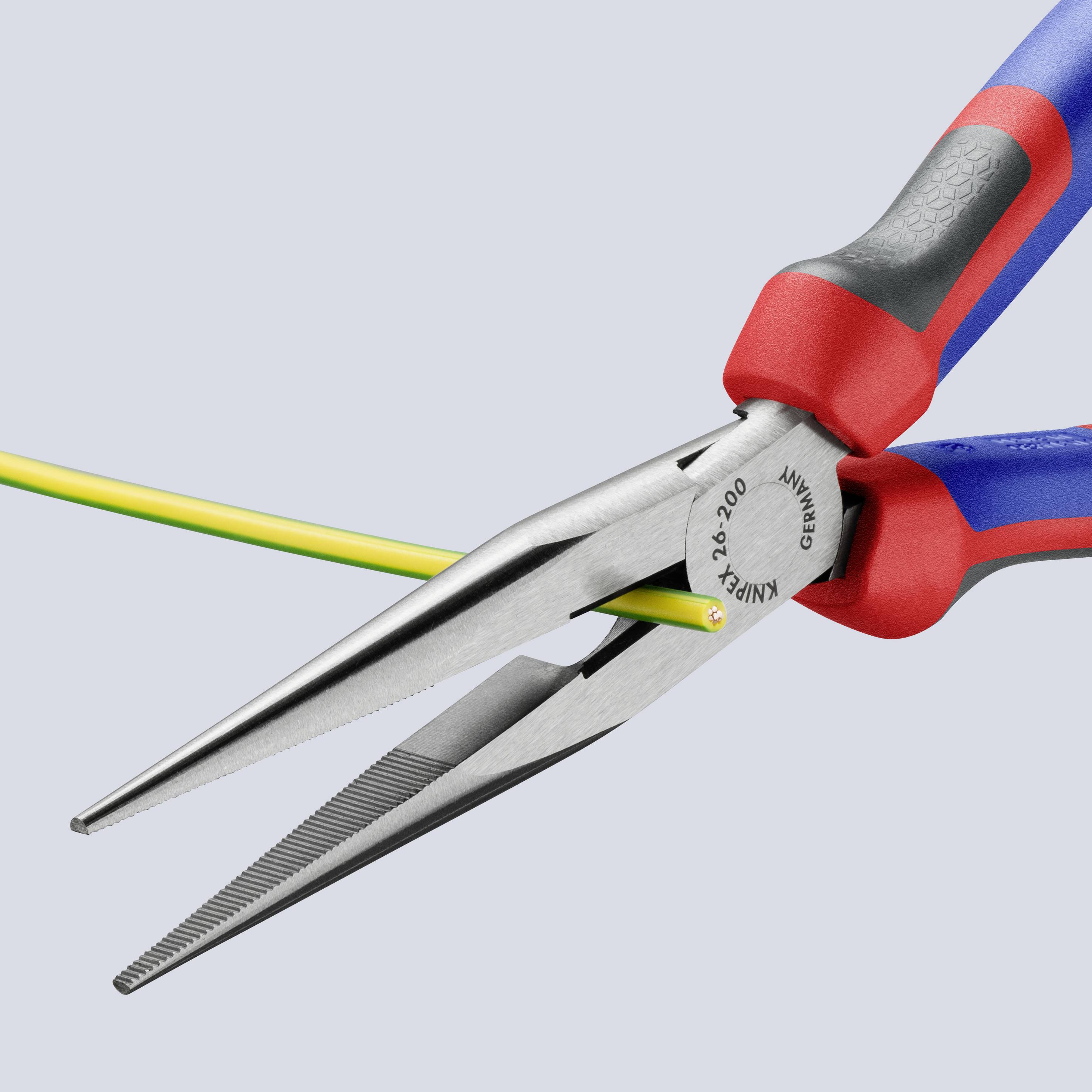 Spitzzange mit rot-blauem Griff hält ein gelb-grünes Kabel. Ideal für präzise Arbeiten in der Elektrik.