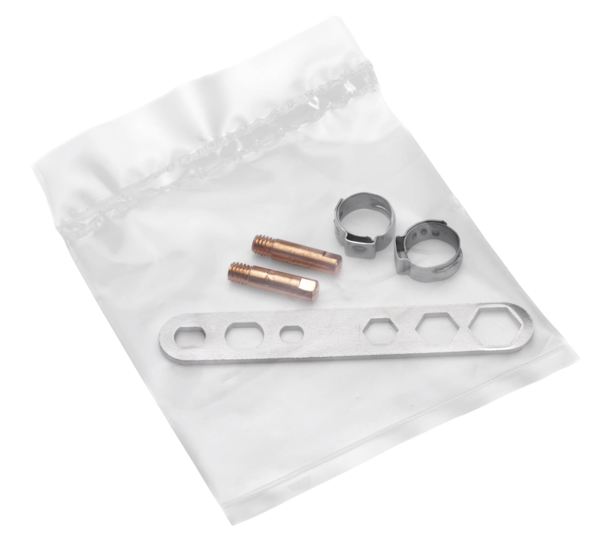 Steriles Medizinisches Set in einer versiegelten Kunststoffverpackung mit zwei Kupferschrauben, zwei Metallringen und einer perforierten Metallplatte.