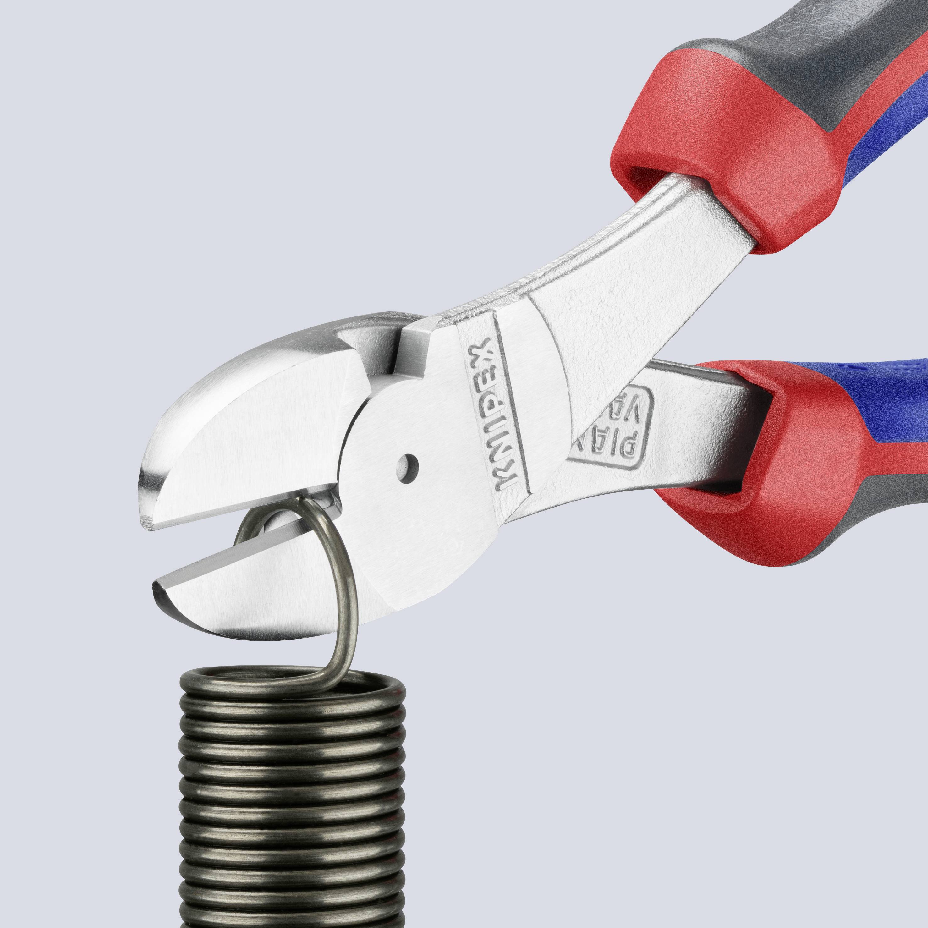 Eine Zange schneidet einen Metallring von einem Stapel. Die Griffe sind rot und blau, und das Metall ist silberfarben.