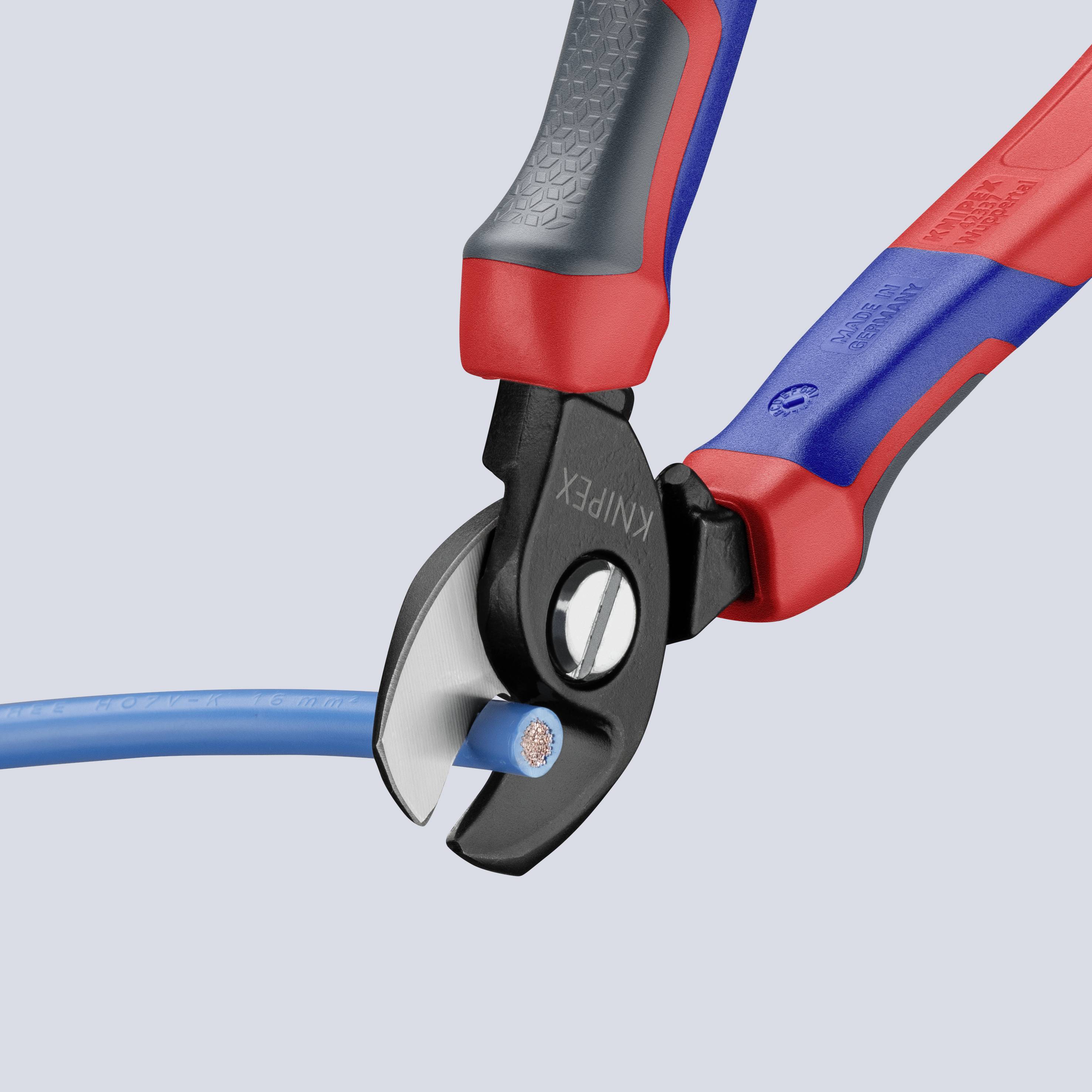 Zange schneidet ein blaues Kabel. Rote und blaue Griffe, Fokus auf die scharfen Schneiden und das durchtrennte Kabel.